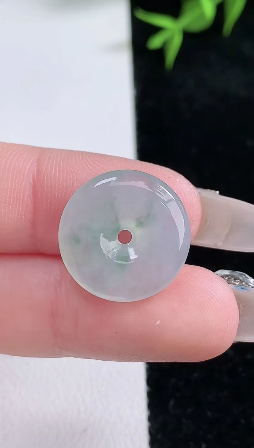 翡翠冰糯种飘绿平安扣