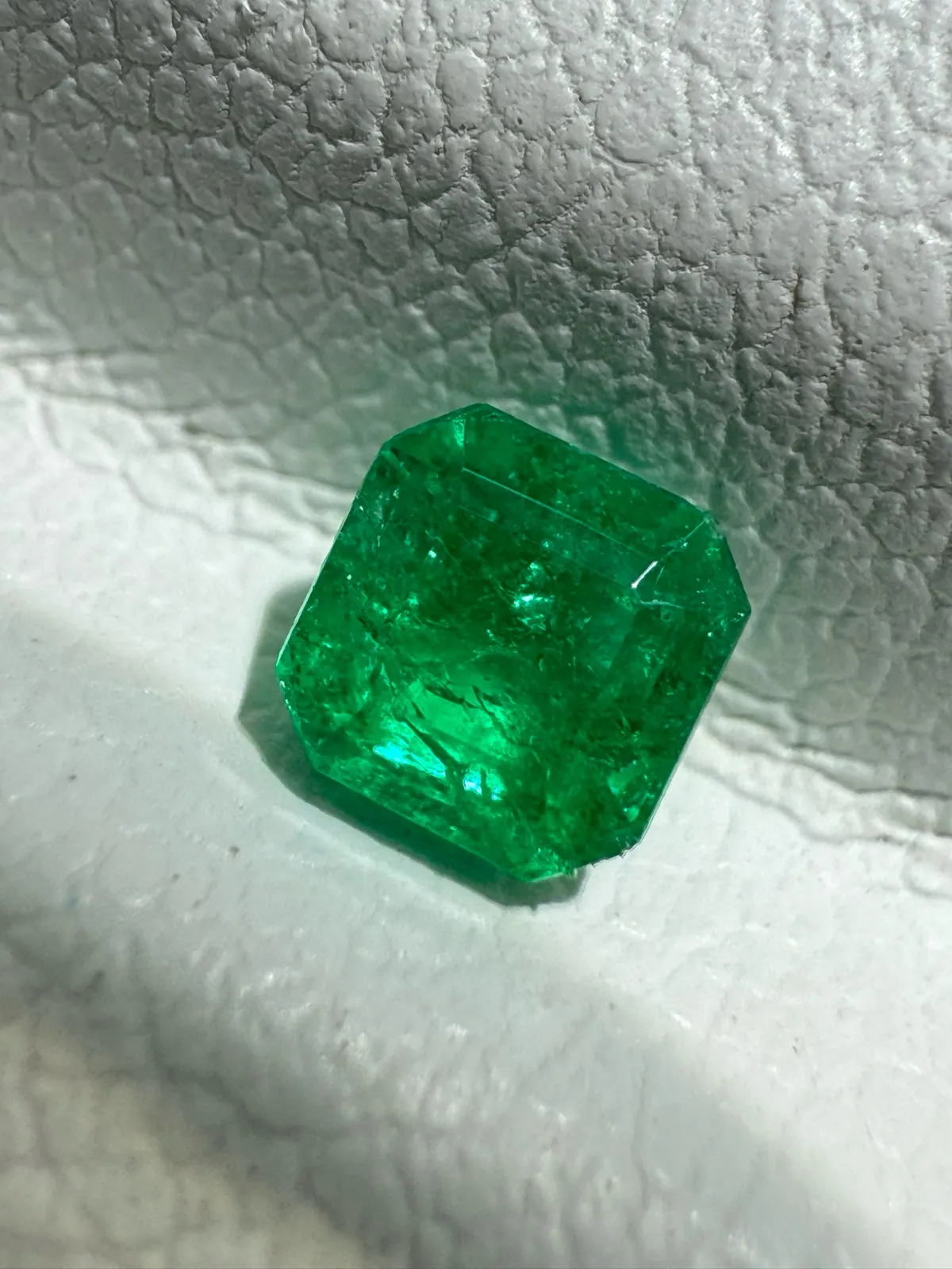 0.28ct天然哥伦比亚祖母绿裸石，尺寸3.6*3.6*2.7 毫米，晶体微棉，颜色美艳