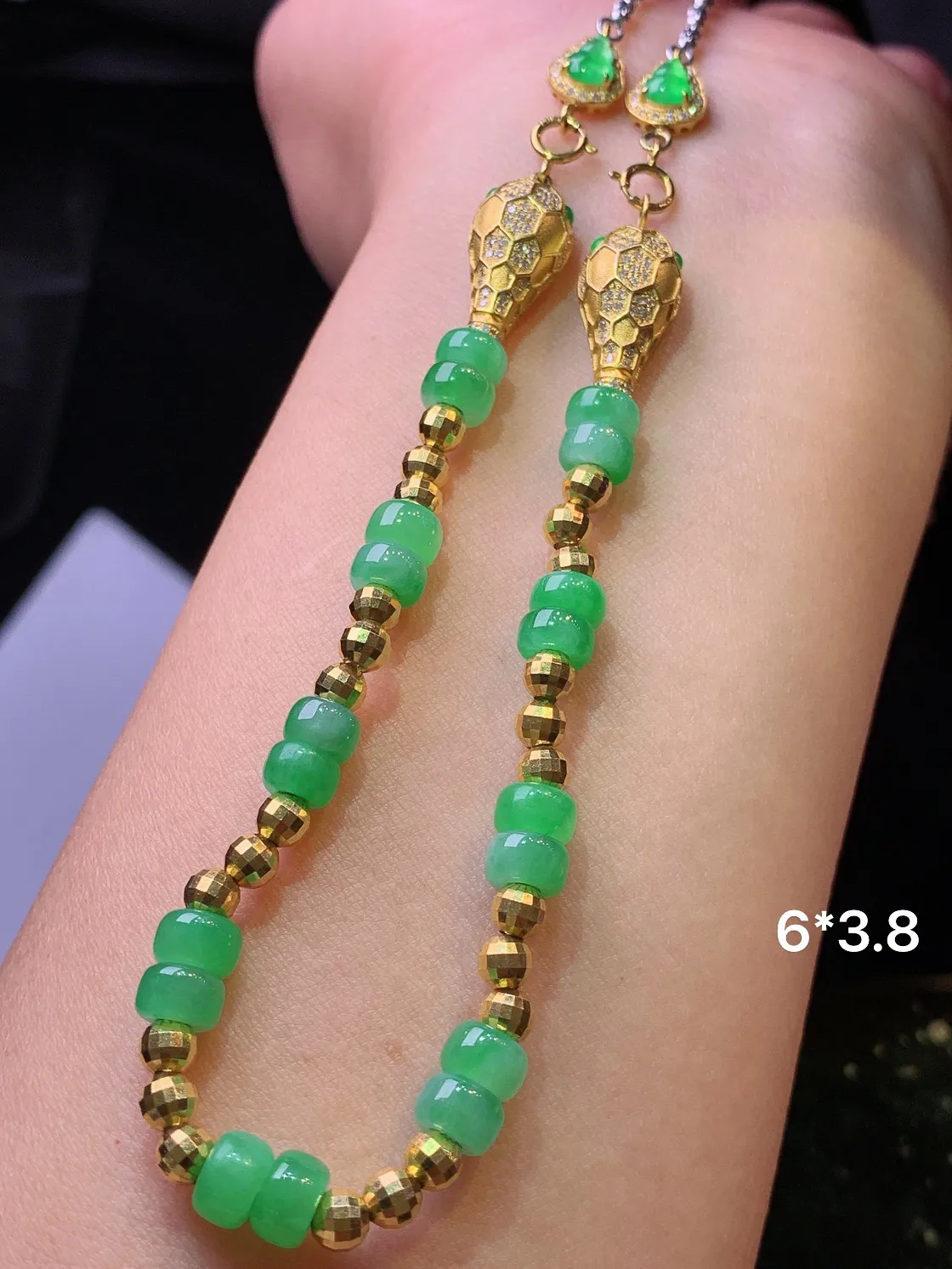 18k金钻镶嵌翠绿算盘珠项链 玉质细腻 色泽清新艳丽 整体尺寸6*3.8