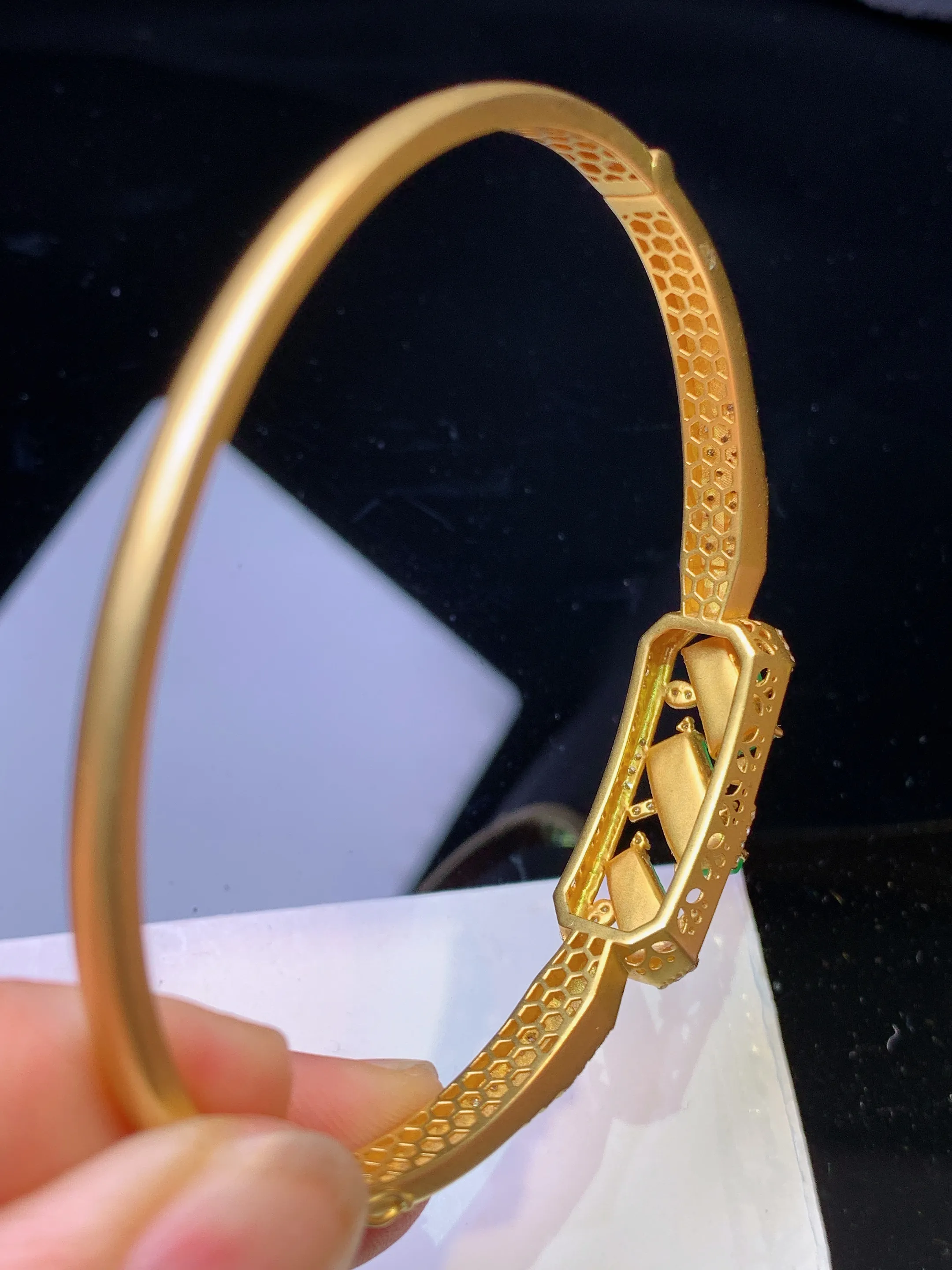 18k金钻镶嵌满绿玉柱手镯 玉质细腻 色泽清新艳丽 圈口58.5 裸石尺寸9.6*4*3