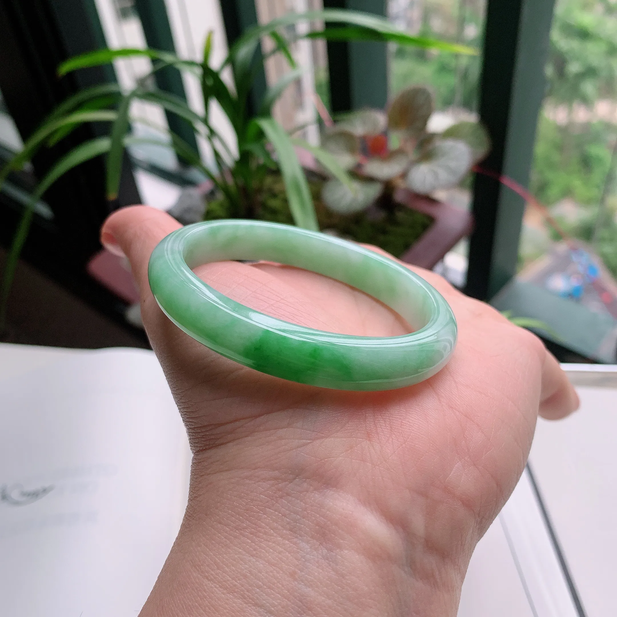 贵妃53圈口，天然A货翡翠冰糯种水润飘绿玉手镯，水润秀丽，飘花灵动，种水十足，视觉甜美可人，恰到好处的美，十分高雅耐看，条形优美，上手优雅大方。33.99