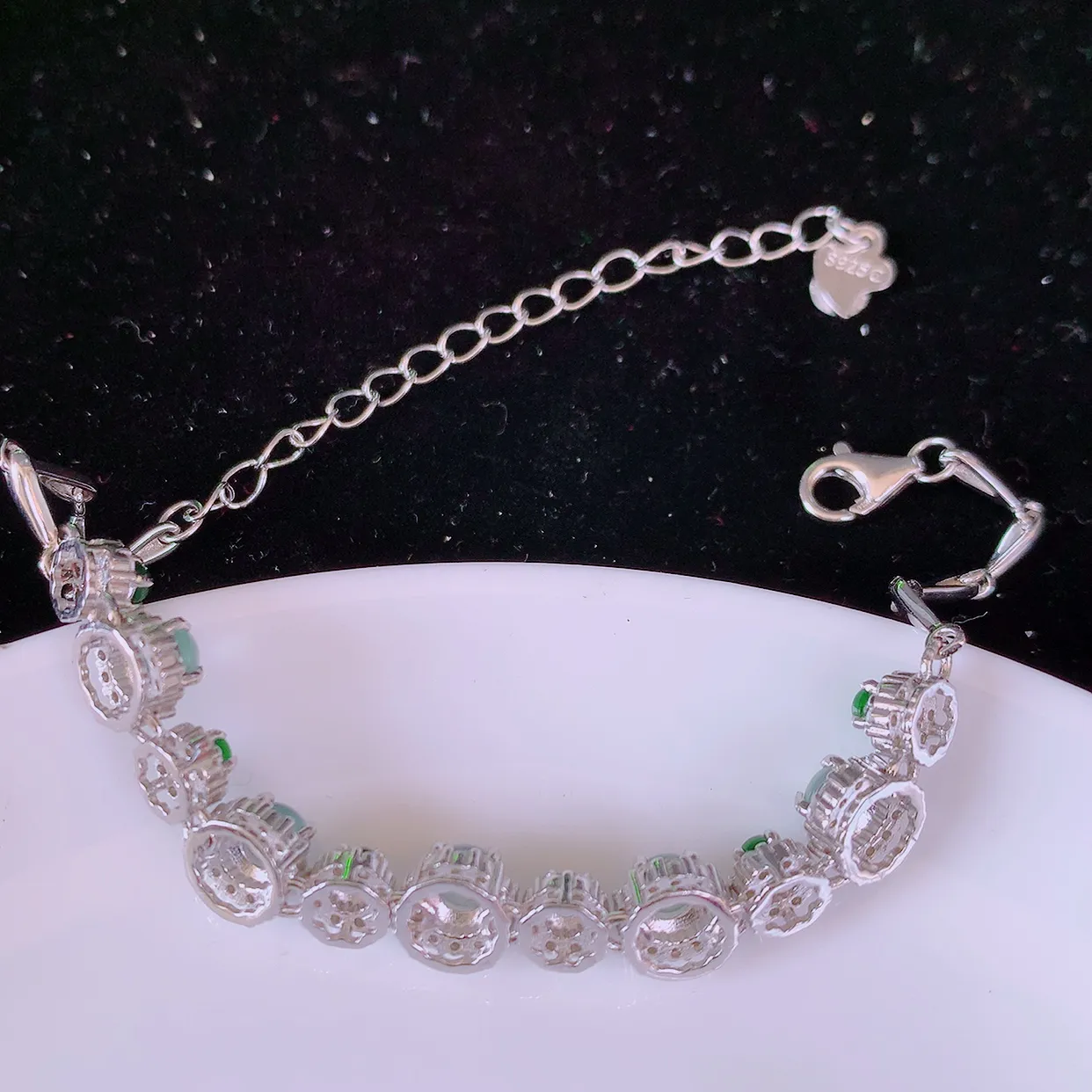 冰透满绿翡翠925银镶嵌手链，自然光实拍，翠色灵动，颜色漂亮，种老水足，品相佳，佩戴佳品！#97.25取一整体6.2*6.2*5.6裸石3.6-3.6