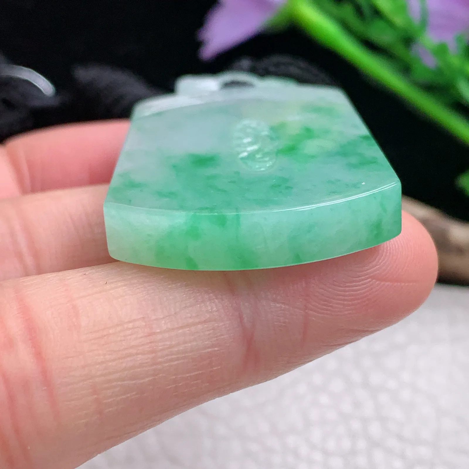 qxm实拍46*28*5.6缅甸翡翠精雕冰飘绿花平安无事牌玉吊坠 玉挂件