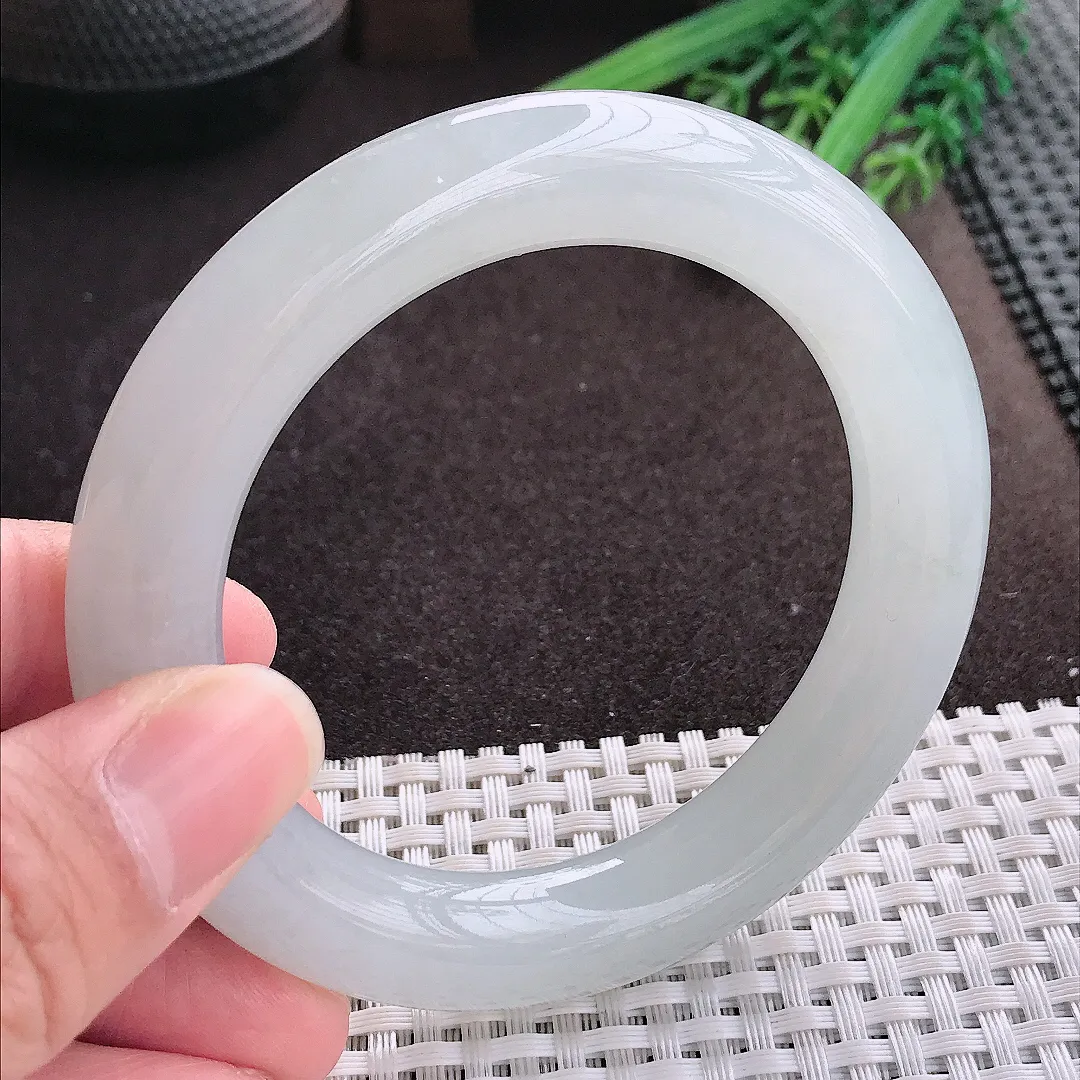 实拍A货翡翠56.5/11.7老坑冰纯起胶月光白胖圆条手镯翡翠玉镯子平安镯