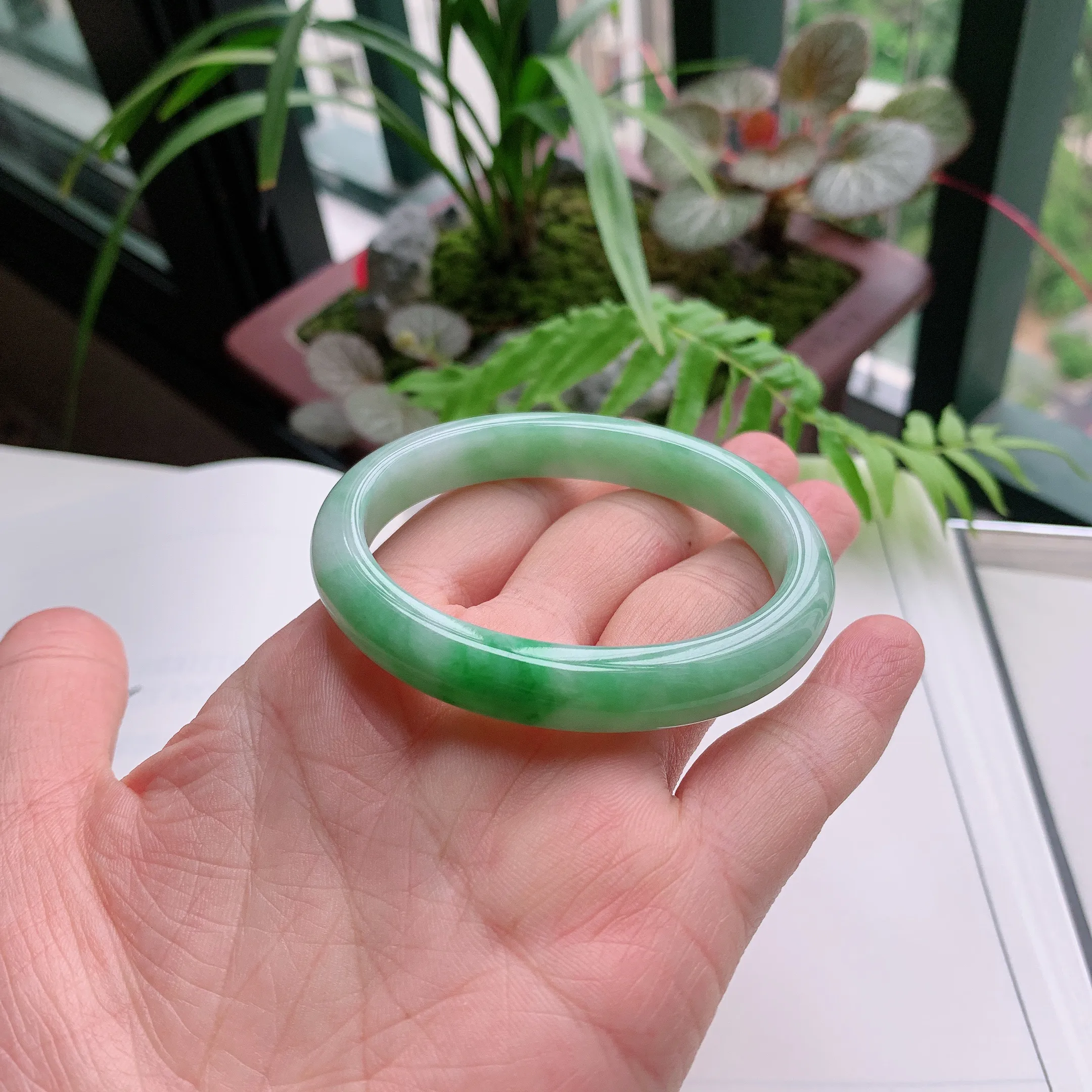 贵妃53圈口，天然A货翡翠冰糯种水润飘绿玉手镯，水润秀丽，飘花灵动，种水十足，视觉甜美可人，恰到好处的美，十分高雅耐看，条形优美，上手优雅大方。33.99