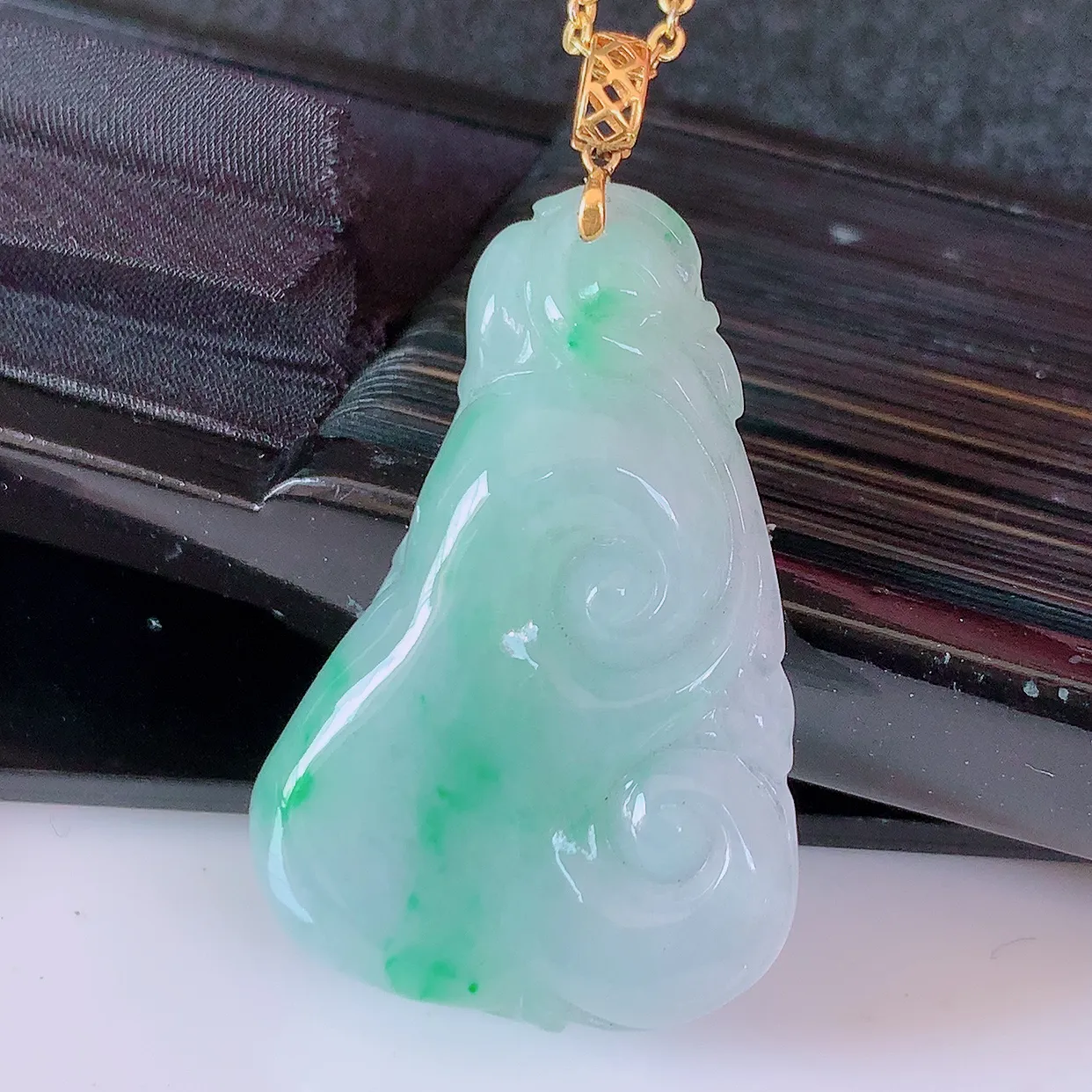 18K金镶嵌冰润飘绿翡翠如意吊坠，简单的镶嵌设计、让玉坠百搭又精致，寓意着吉祥，事事如意！#1.25