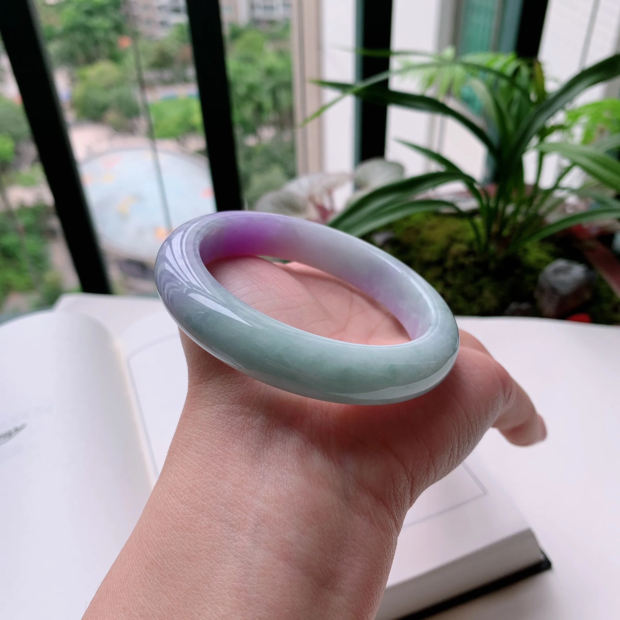 正圈58圈口，天然A货翡翠冰糯种水润飘绿玉手镯，水润秀丽，飘花灵动，种水十足，视觉甜美可人，恰到好处的美，十分高雅耐看，条形优美，上手优雅大方。65.60