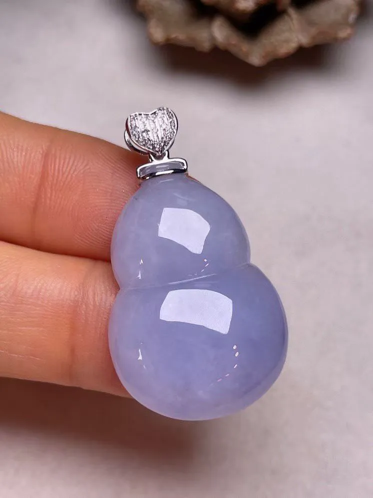 冰糯种紫罗兰葫芦吊坠、真金真钻镶嵌，种水好，玉质细腻 .裸石尺寸 29.3*28.5