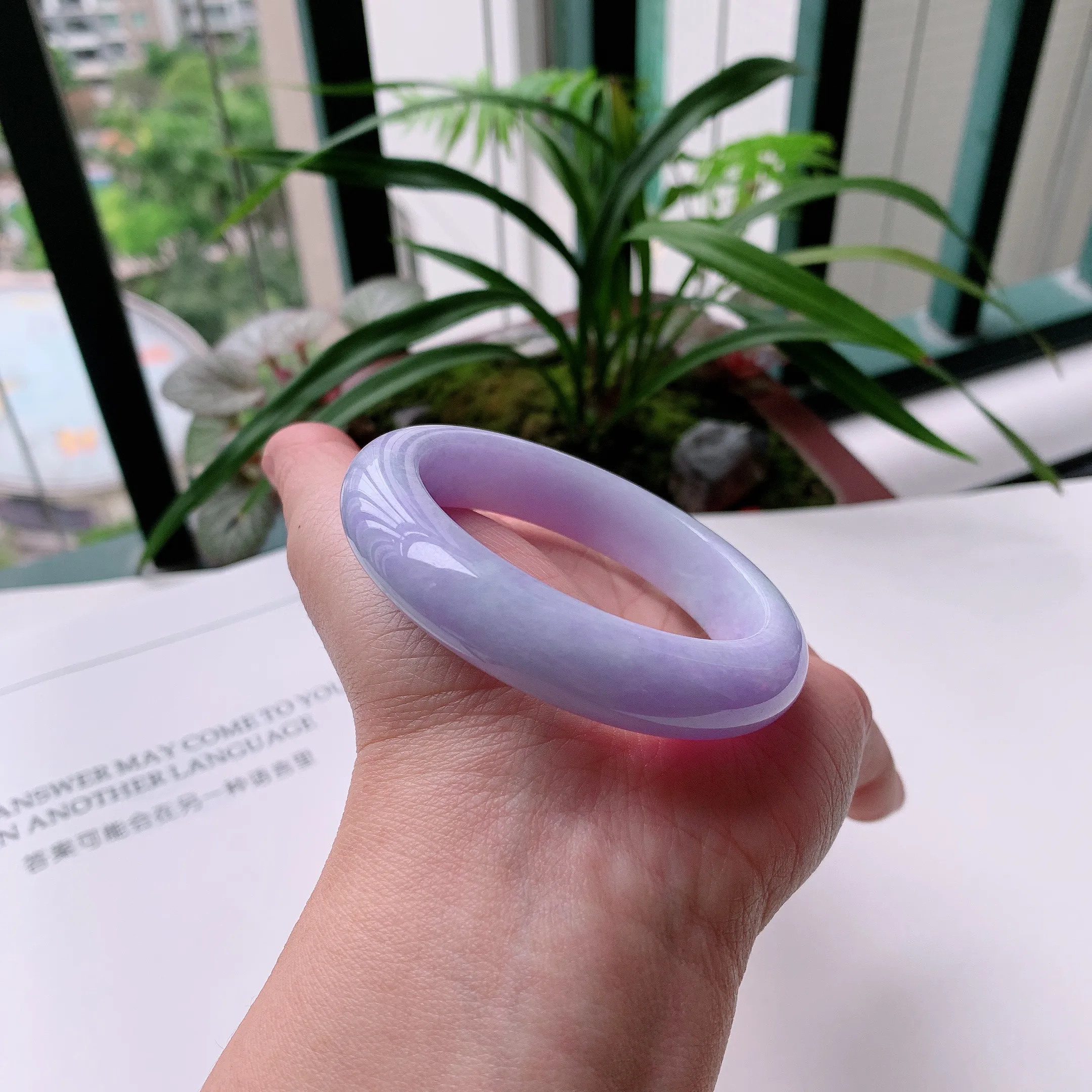 正圈52圈口，天然A货翡翠冰糯种水润紫罗兰手镯，水润秀丽，种水十足，视觉甜美可人，恰到好处的美，十分高雅耐看，条形优美，上手优雅大方。57.65