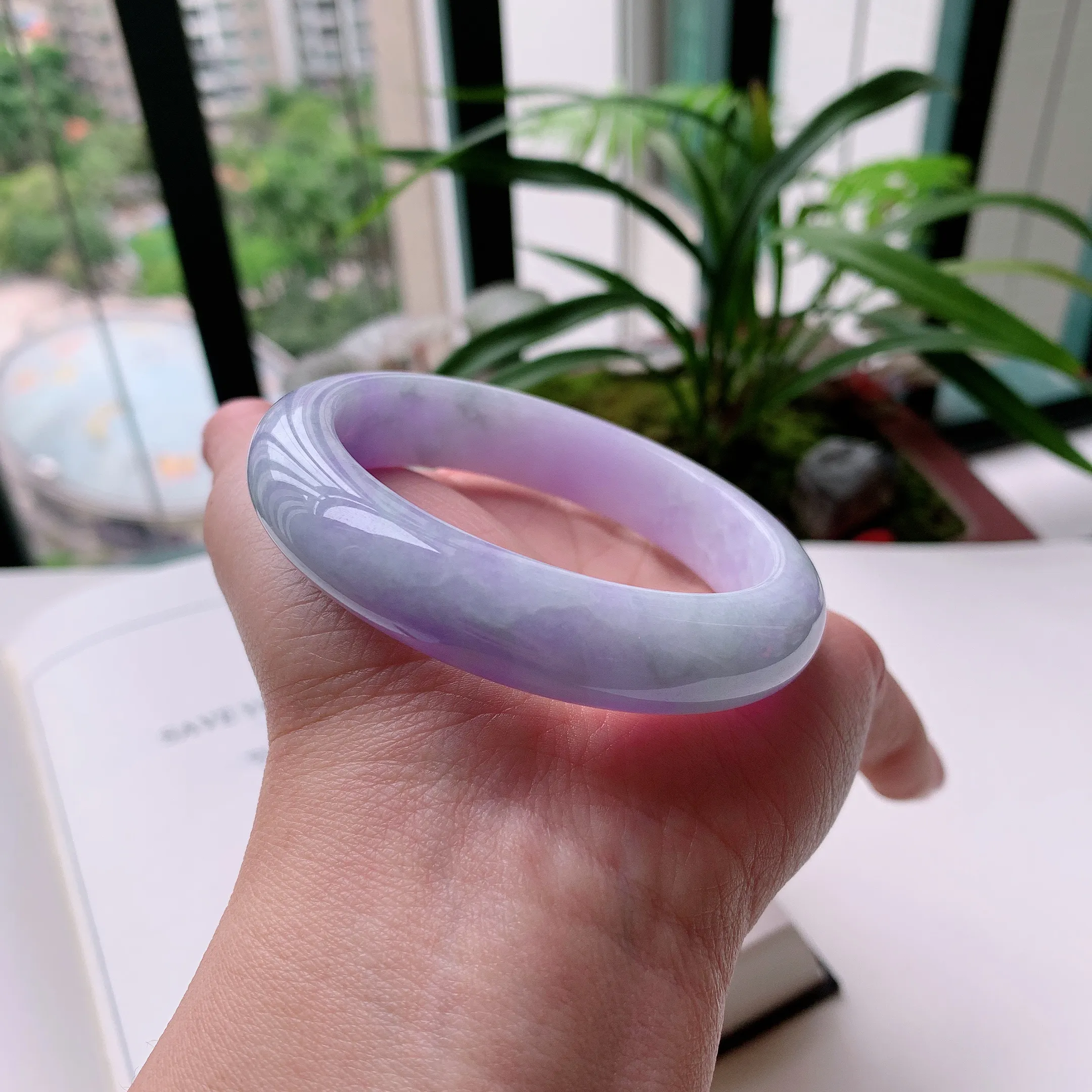 正圈55圈口，天然A货翡翠冰糯种水润飘绿玉手镯，水润秀丽，飘花灵动，种水十足，视觉甜美可人，恰到好处的美，十分高雅耐看，条形优美，上手优雅大方。60.59