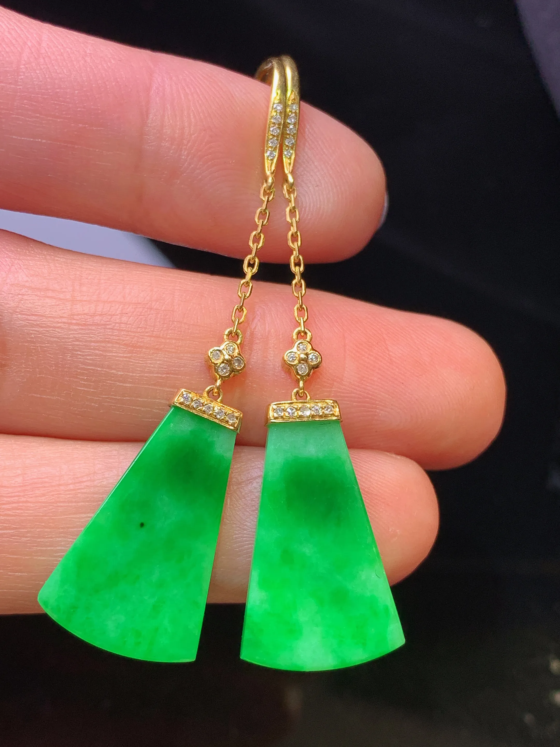 18k金钻镶嵌翠绿无事牌耳坠 玉质细腻 色泽清新艳丽 整体尺寸52.3*12.6*2.8