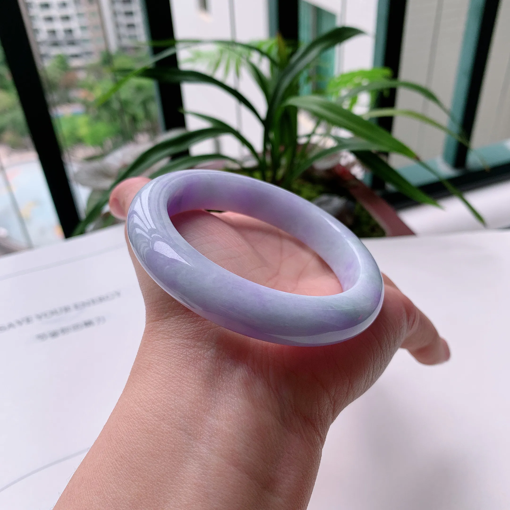 正圈58圈口，天然A货翡翠冰糯种水润飘绿玉手镯，水润秀丽，飘花灵动，种水十足，视觉甜美可人，恰到好处的美，十分高雅耐看，条形优美，上手优雅大方。70.91