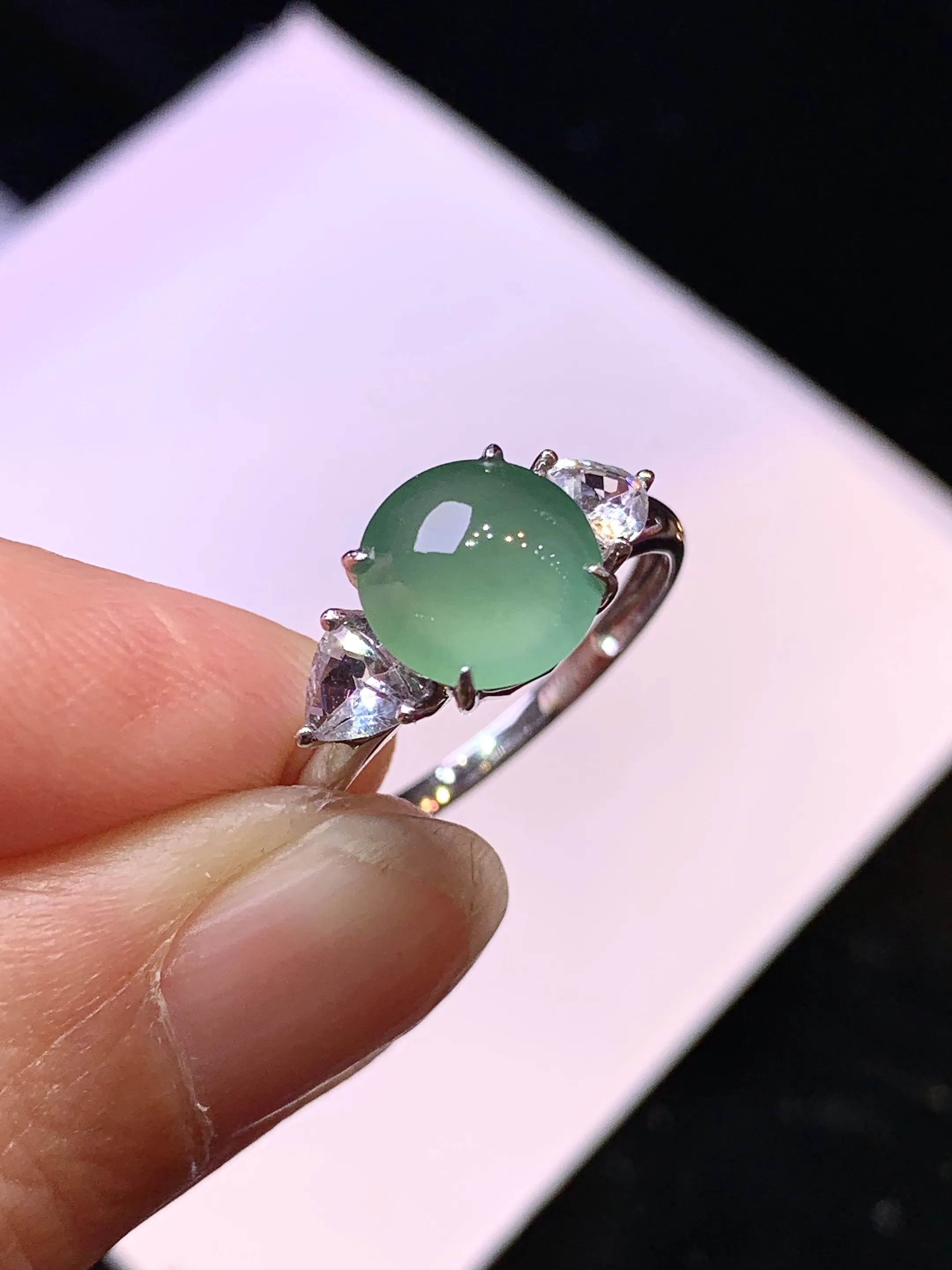 18k金钻镶嵌冰种晴绿蛋面戒指 玉质细腻 色泽清新艳丽 圈口13.5裸石尺寸8*3