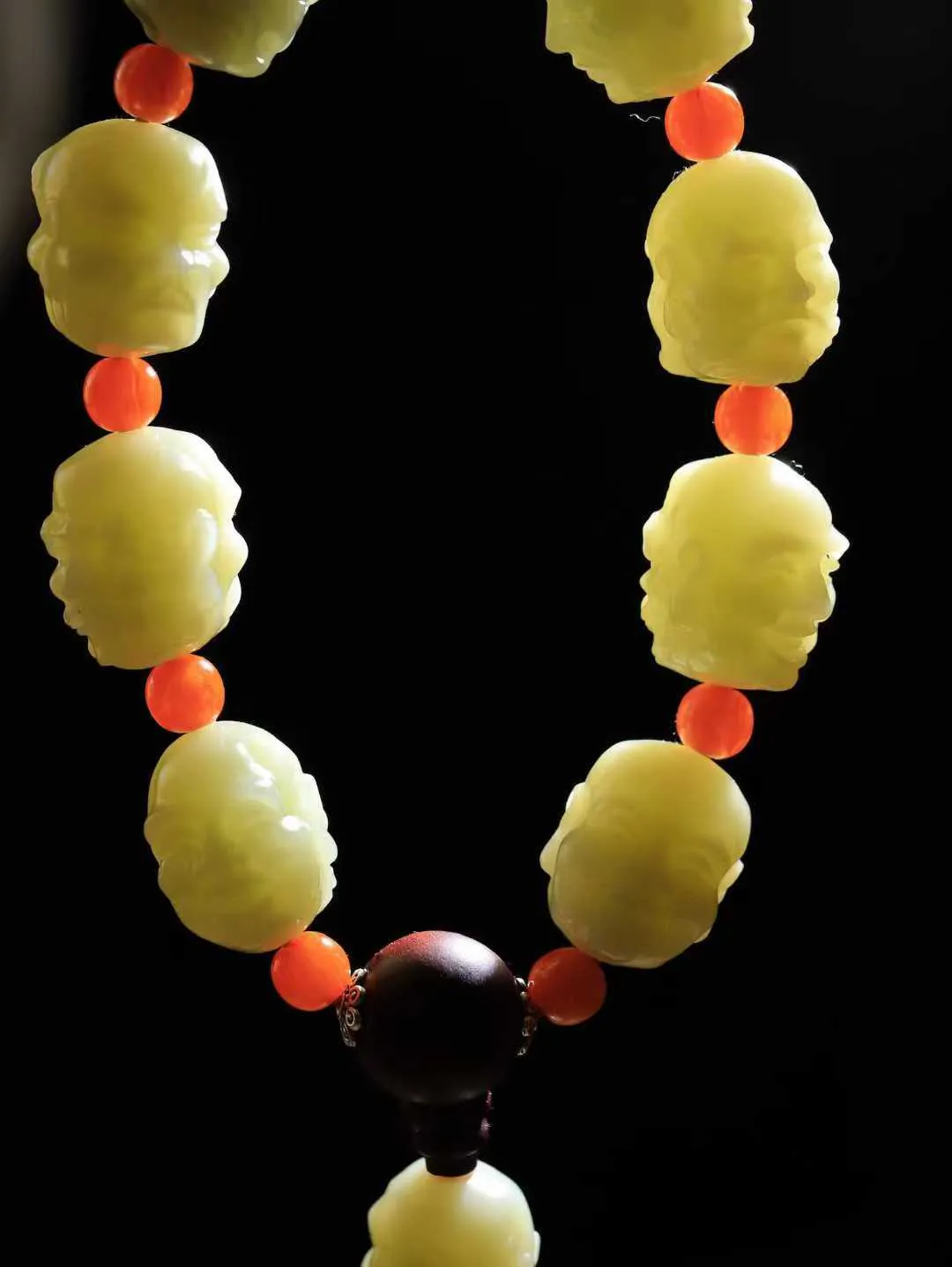 （十八罗汉.手持）

精品和田玉黄口十八罗汉手持，玉质温润细腻 油性十足 颗颗饱满圆润。罗汉有着金刚不坏之身，修行得道，六根清净， 象征坚毅坚强、顺畅如意、幸福安康，在遇到任何困难时，能够逢凶化吉、避灾。重144.6克 尺寸取一24-19.4-21.8mm FDAA-981151878