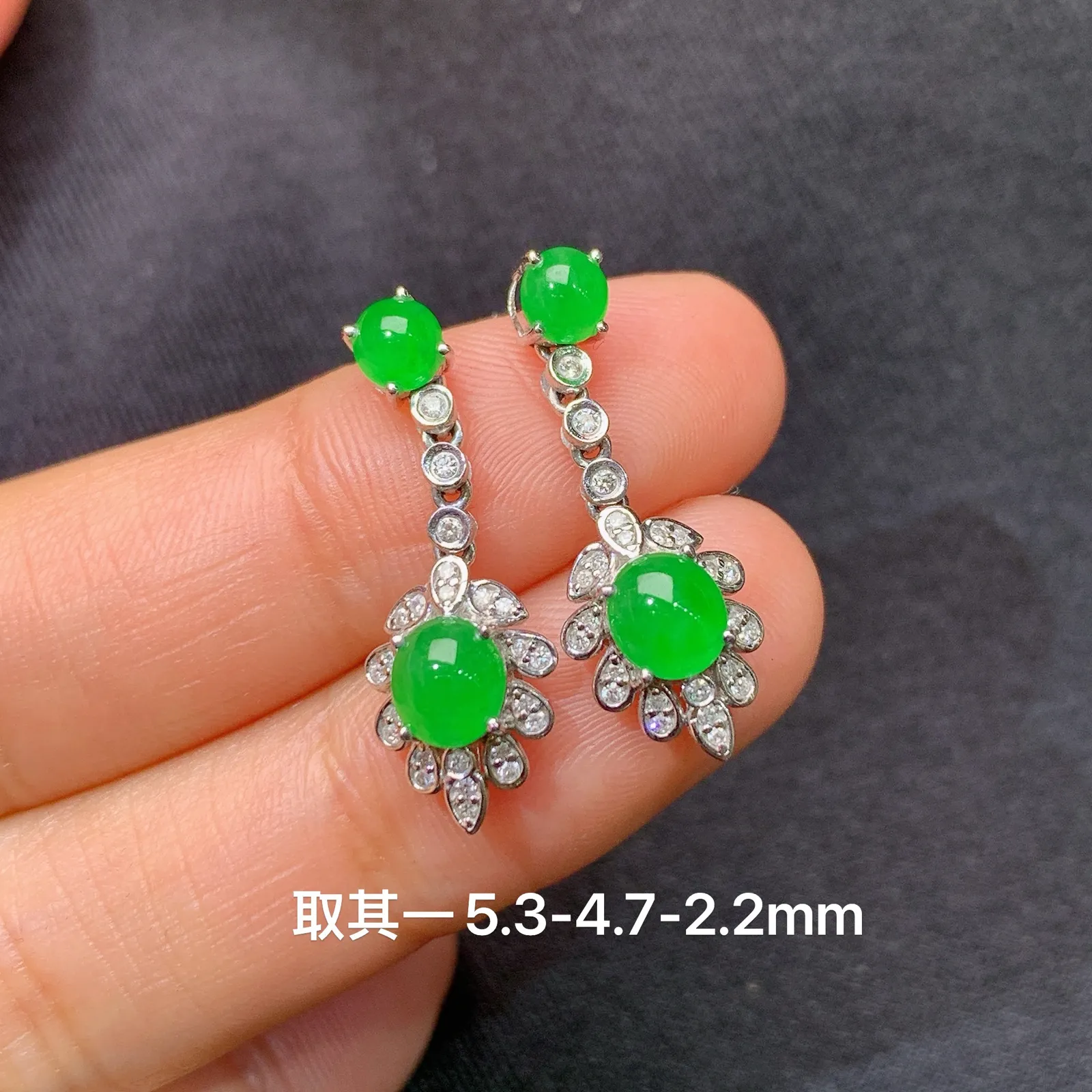 阳绿蛋面耳坠，18k金镶嵌，款式新颖，冰润色阳，种水足，Lp 尺寸5.3*4.7*2.2