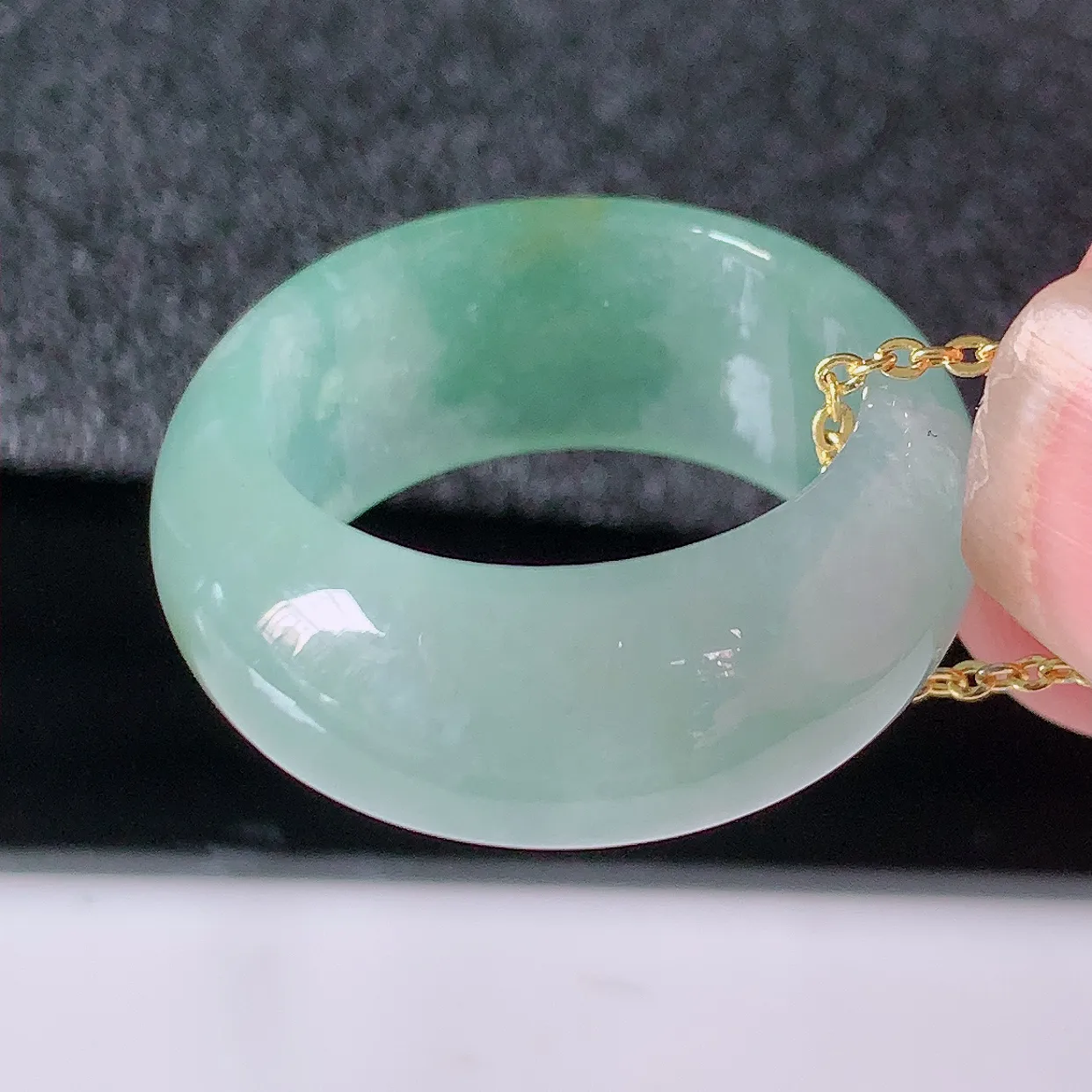 自然光实拍，冰种黄加绿翡翠指环，18.5mm内径翡翠扳指，冰润指环，玉扳指，戒指，财源滚滚，玉质细腻起胶，18圈口，种水好！#89.25尺寸18.5*9.6*3.9