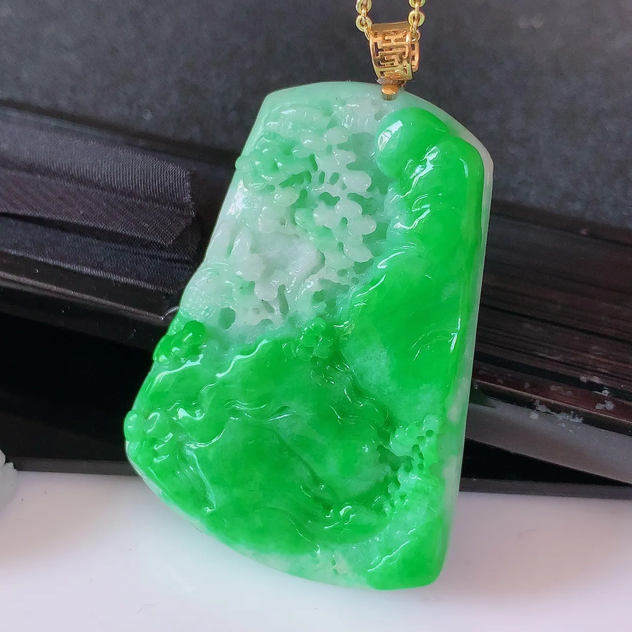 自然光实拍，18K金镶嵌辣绿翡翠山水牌吊坠，寓意“常青、背靠大山、水（财）长流、平安之意”生机盎然的翠意，一眼既心醉，雕工精致，佩戴效果优雅迷人！#1.25整体49.5裸石44.5*32*7.8