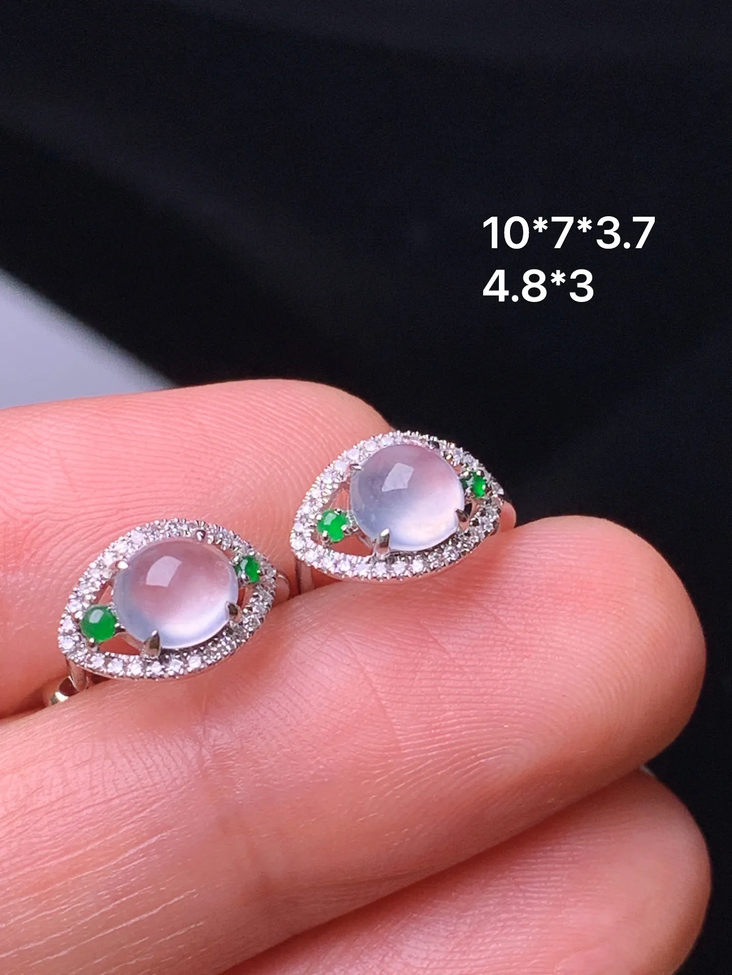 18k金钻镶嵌冰种蛋面耳钉 玉质细腻 色泽清新艳丽 整体尺寸10*7*3.7