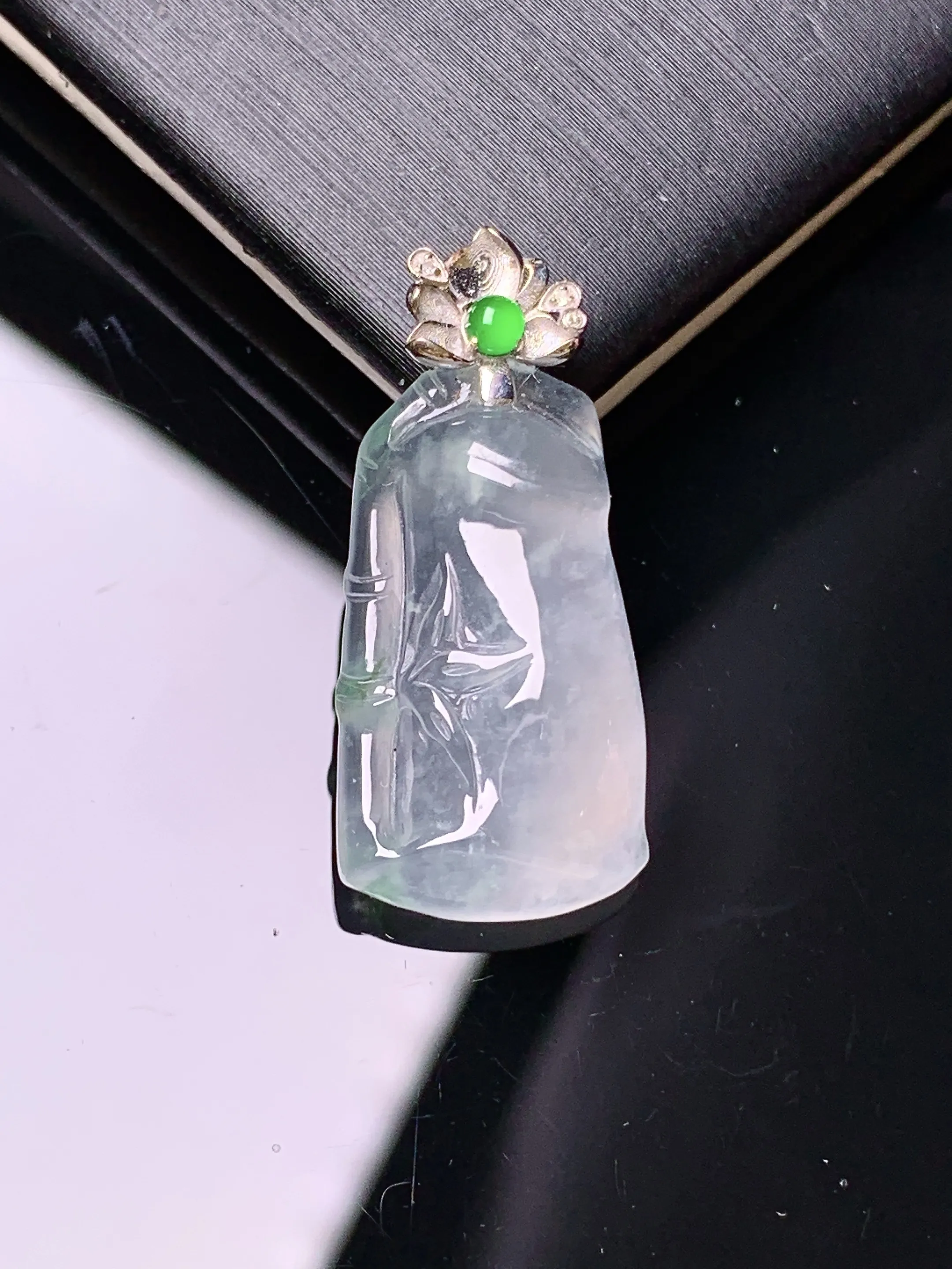 18k金钻镶嵌冰种节节高吊坠 玉质细腻 色泽清新艳丽 整体尺寸26.5*12*5