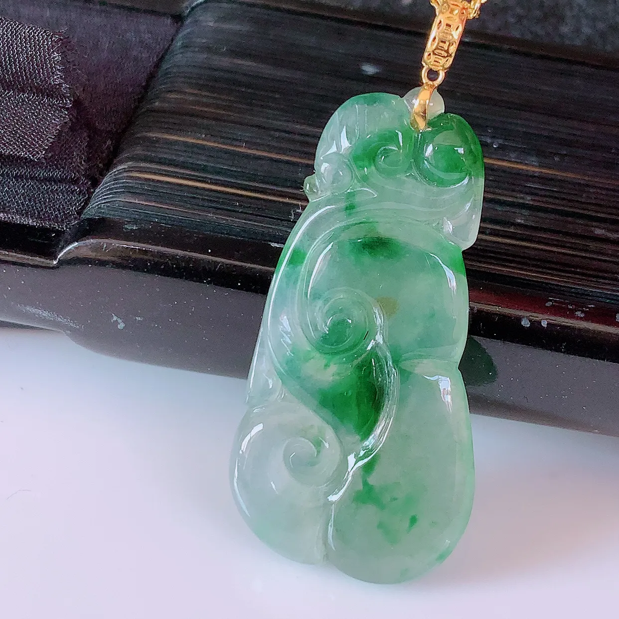 18K金镶嵌冰种飘绿翡翠如意吊坠，简单的镶嵌设计、让玉坠百搭又精致，寓意着吉祥，事事如意！#1.25