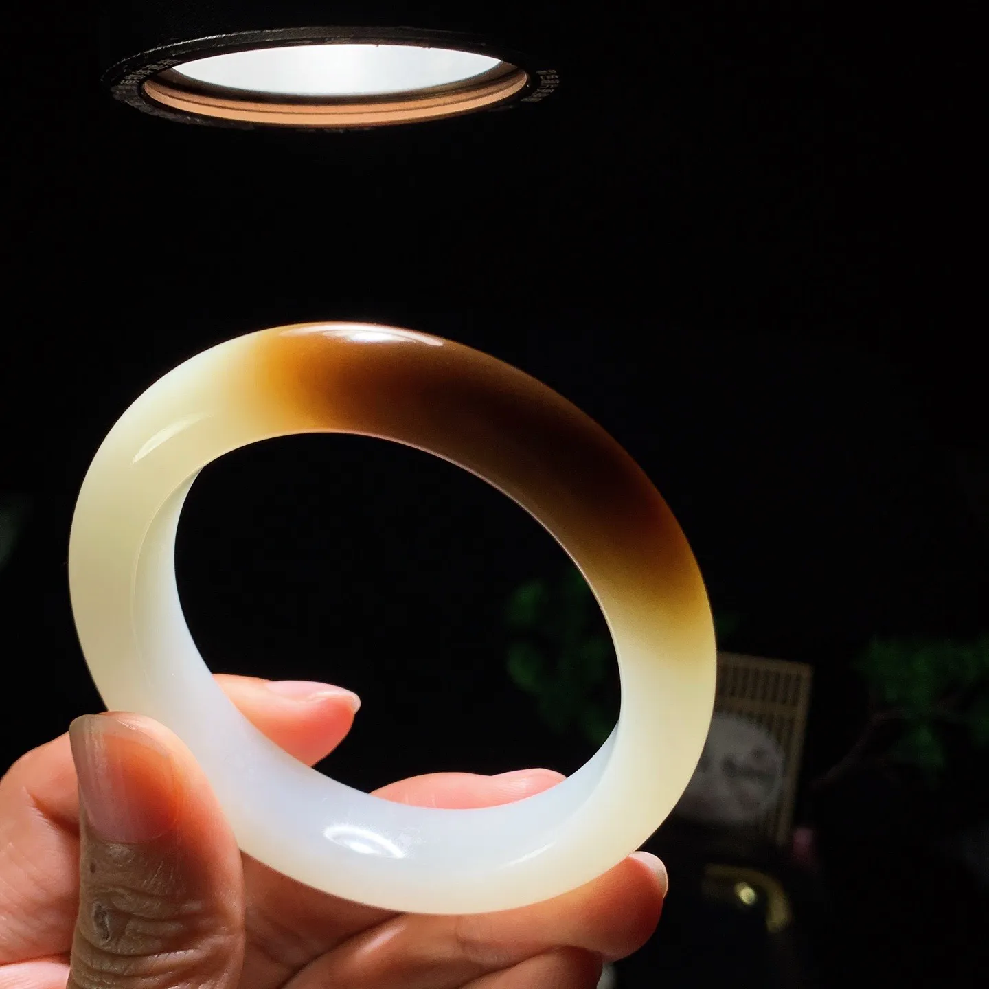 56圈口 新疆和田玉羊脂白且末糖手镯 且末糖半山半水手镯 56圈口条宽13厚10重63克。玉质细腻油润。手推出油。佩戴高端典雅。lt260129