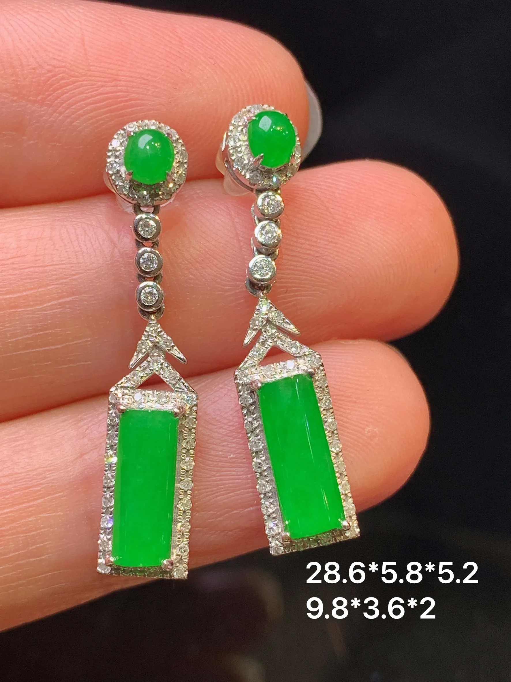 18k金钻镶嵌满绿无事牌吊坠 玉质细腻 色泽清新艳丽 整体尺寸28.6*5.8*5.2