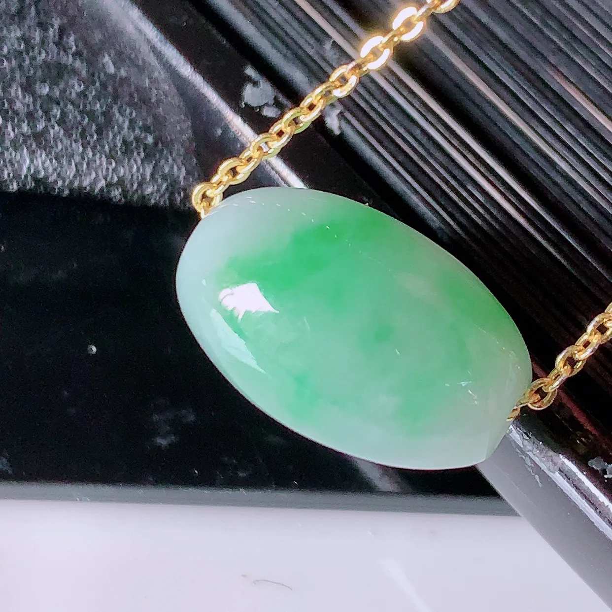 自然光实拍，水润飘绿翡翠路路通吊坠，寓意好运连连，路路畅通，经典款式，财运滚滚，路路通，佩戴效果更好！配图银链子#94.25