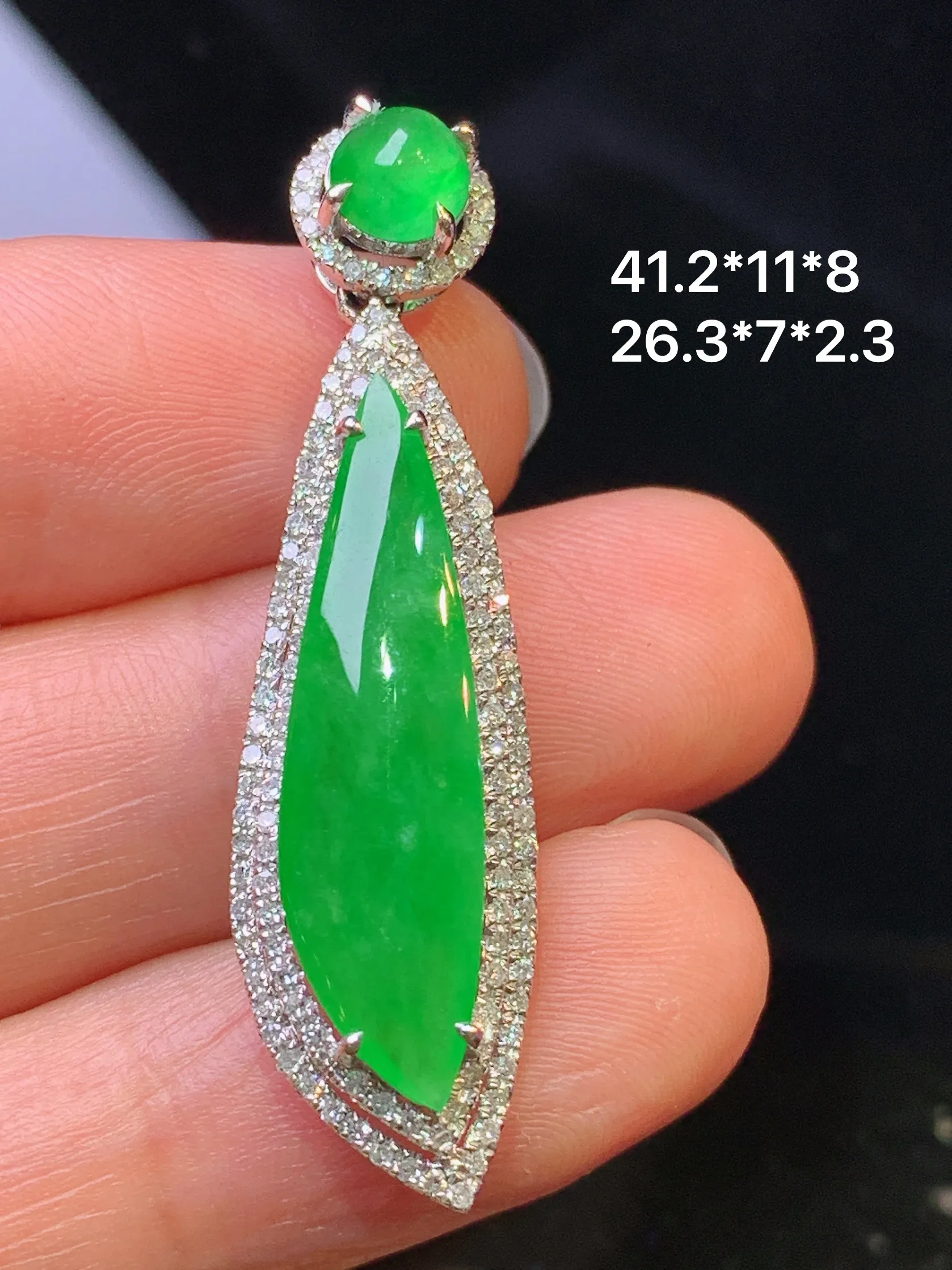 18k金钻镶嵌满绿随形吊坠 玉质细腻 色泽清新艳丽 整体尺寸41.2*11*8
