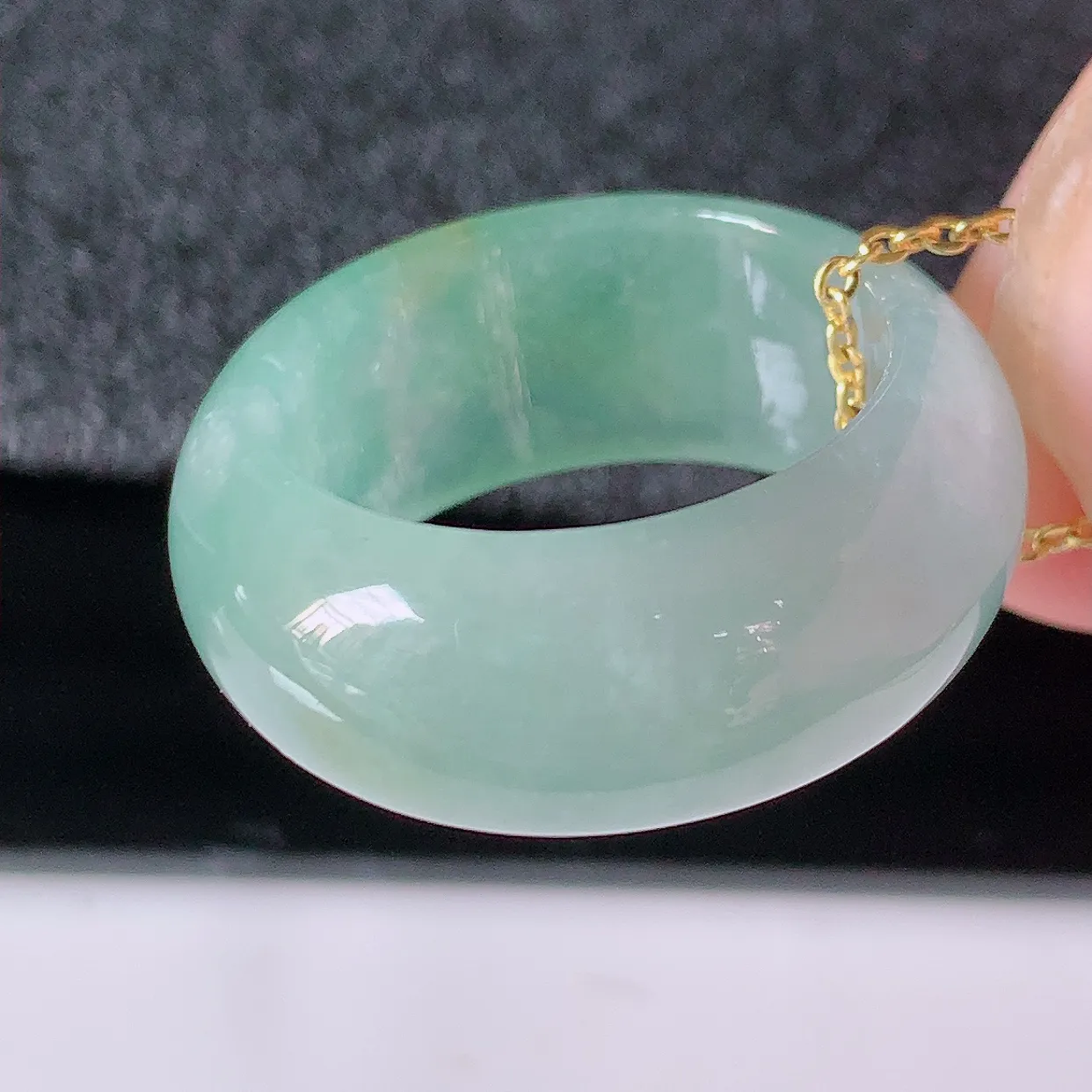 自然光实拍，冰种黄加绿翡翠指环，18.5mm内径翡翠扳指，冰润指环，玉扳指，戒指，财源滚滚，玉质细腻起胶，18圈口，种水好！#89.25尺寸18.5*9.6*3.9