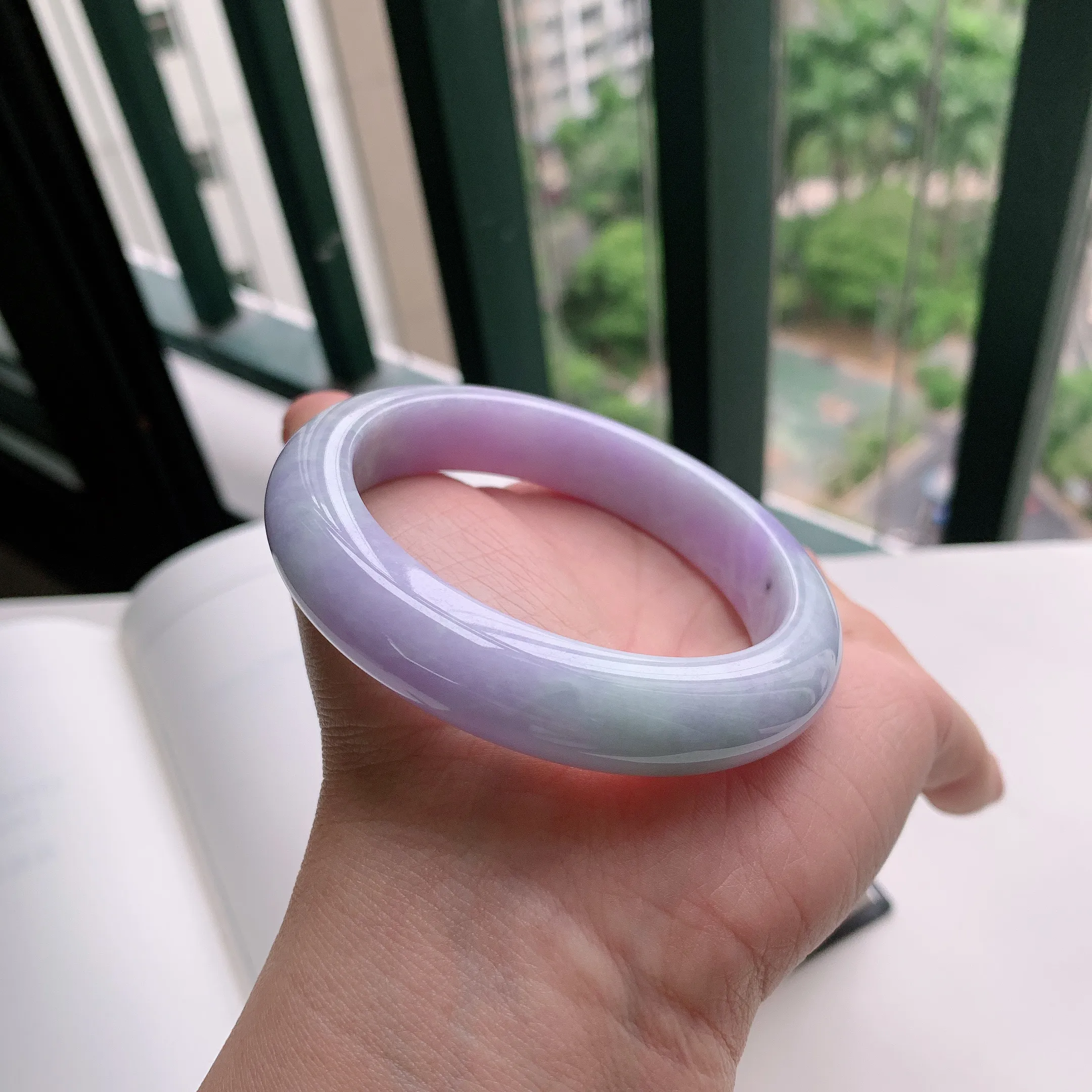 正圈57圈口，天然A货翡翠冰糯种水润飘绿玉手镯，水润秀丽，飘花灵动，种水十足，视觉甜美可人，恰到好处的美，十分高雅耐看，条形优美，上手优雅大方。65.35