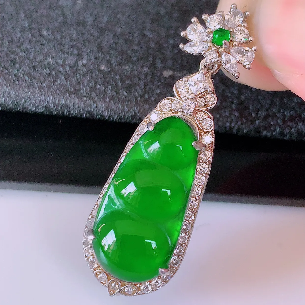 冰透满绿翡翠925银镶嵌四季豆吊坠，自然光实拍，翠色灵动，颜色漂亮，种老水足，品相佳，佩戴佳品！#97.25整体37*12*7.2裸石19.5*9.5