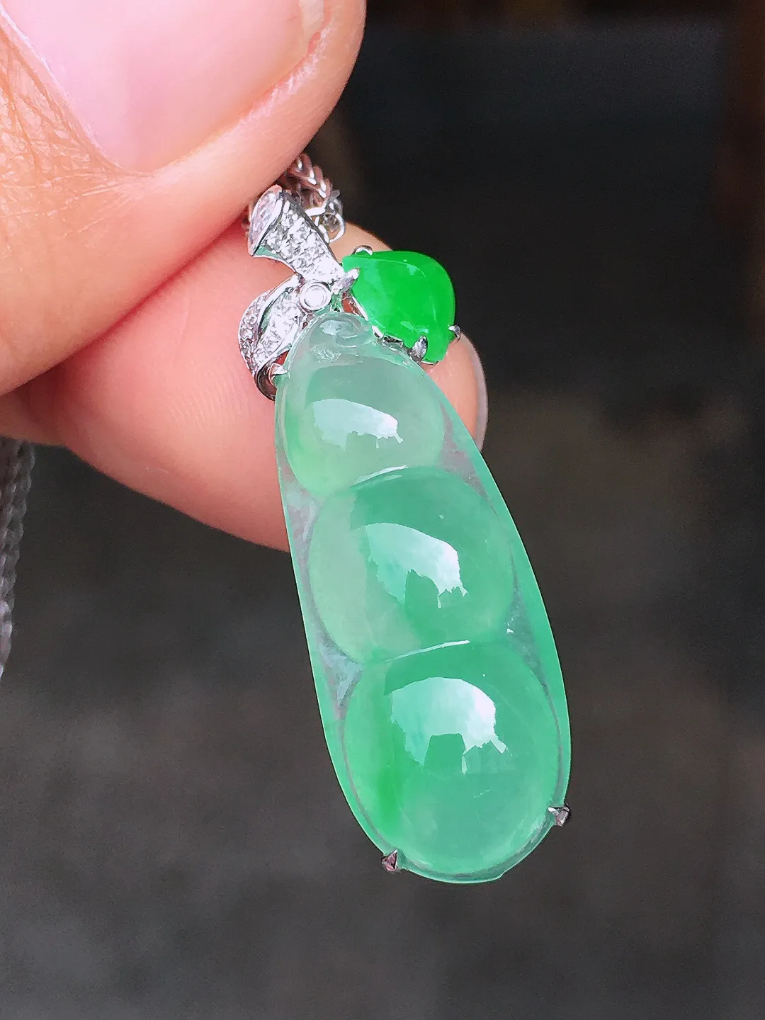 冰绿福豆吊坠，色泽均匀艳丽，玉质细腻，荧光感超
强，饱满圆润，尽显优雅气质，18k
金豪华镶嵌