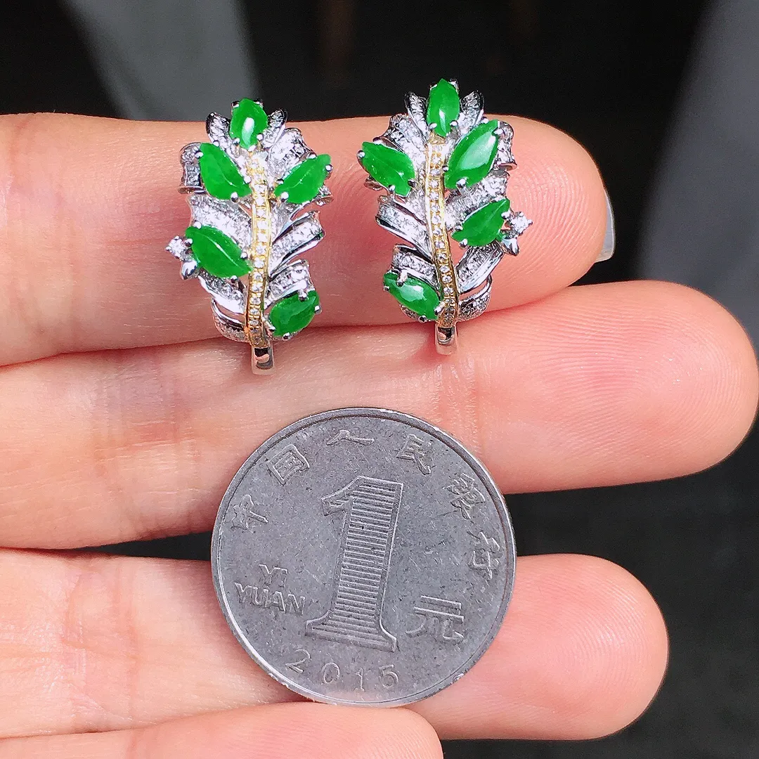 阳绿随形耳钉，色泽均匀艳丽，玉质细腻，荧光感超
强，饱满圆润，尽显优雅气质，18k
金豪华镶嵌