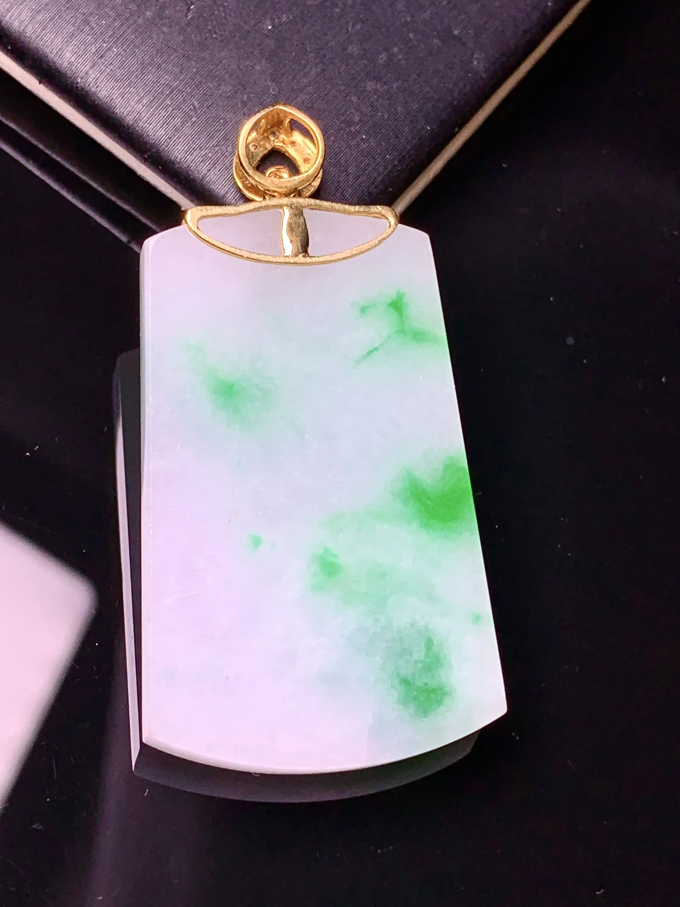 18k金钻镶嵌飘绿无事牌吊坠 玉质细腻 色泽清新艳丽 整体尺寸41.5*21.3*3.7