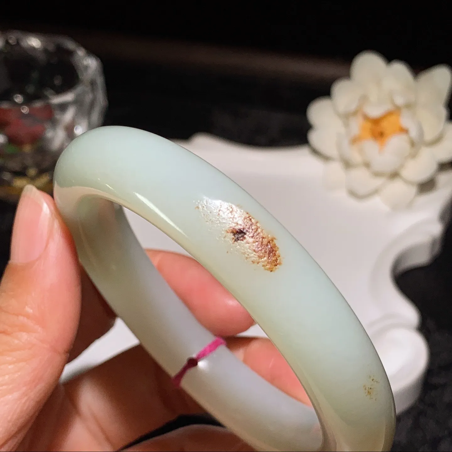 58圈口 新疆和田玉白玉手镯 58圈口条宽12厚10重66.5克。玉质细腻油润。手推出油。佩戴高端典