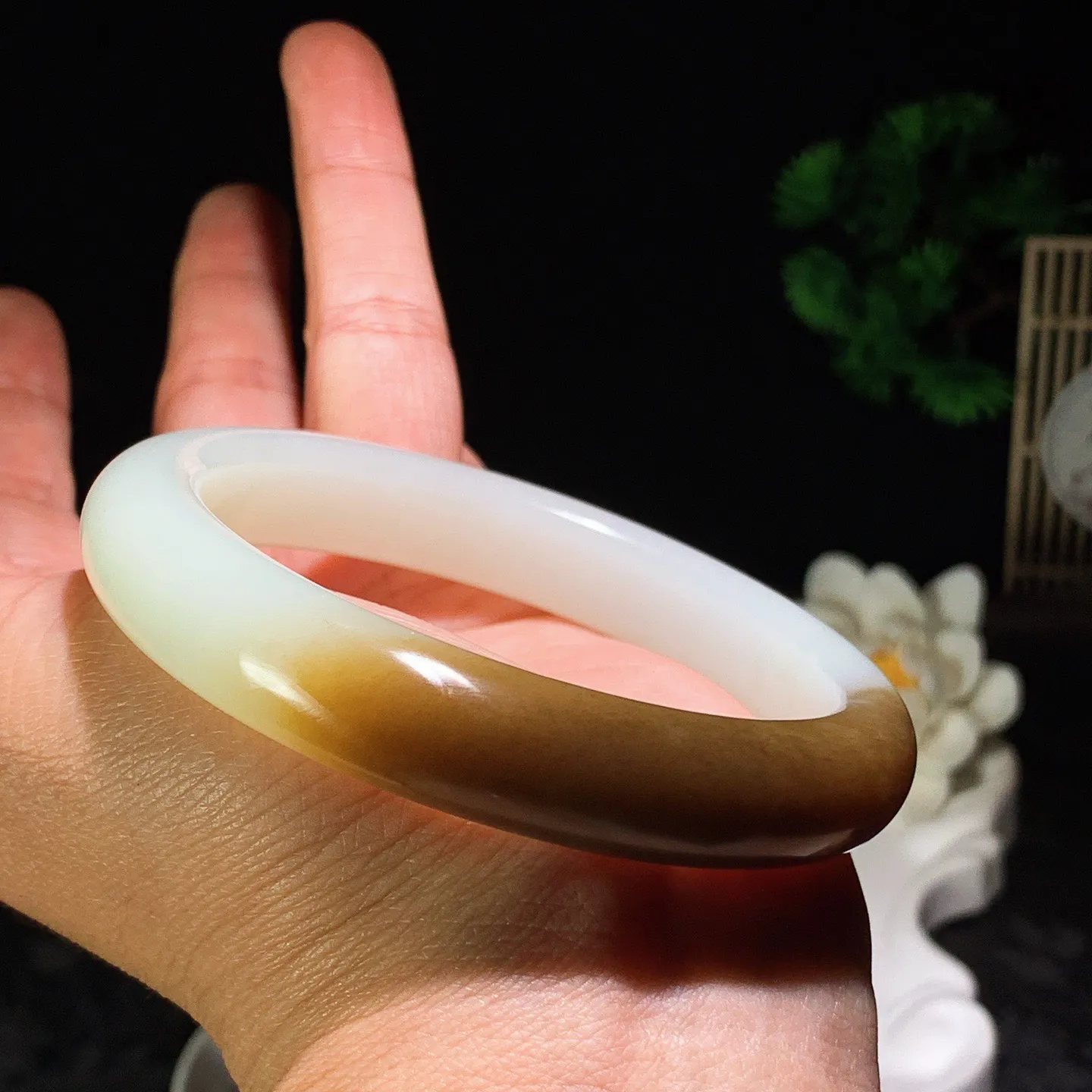 62圈口 新疆和田玉羊脂白且末糖手镯 且末糖半山半水手镯 62圈口条宽12厚9重66.7克。玉质细腻