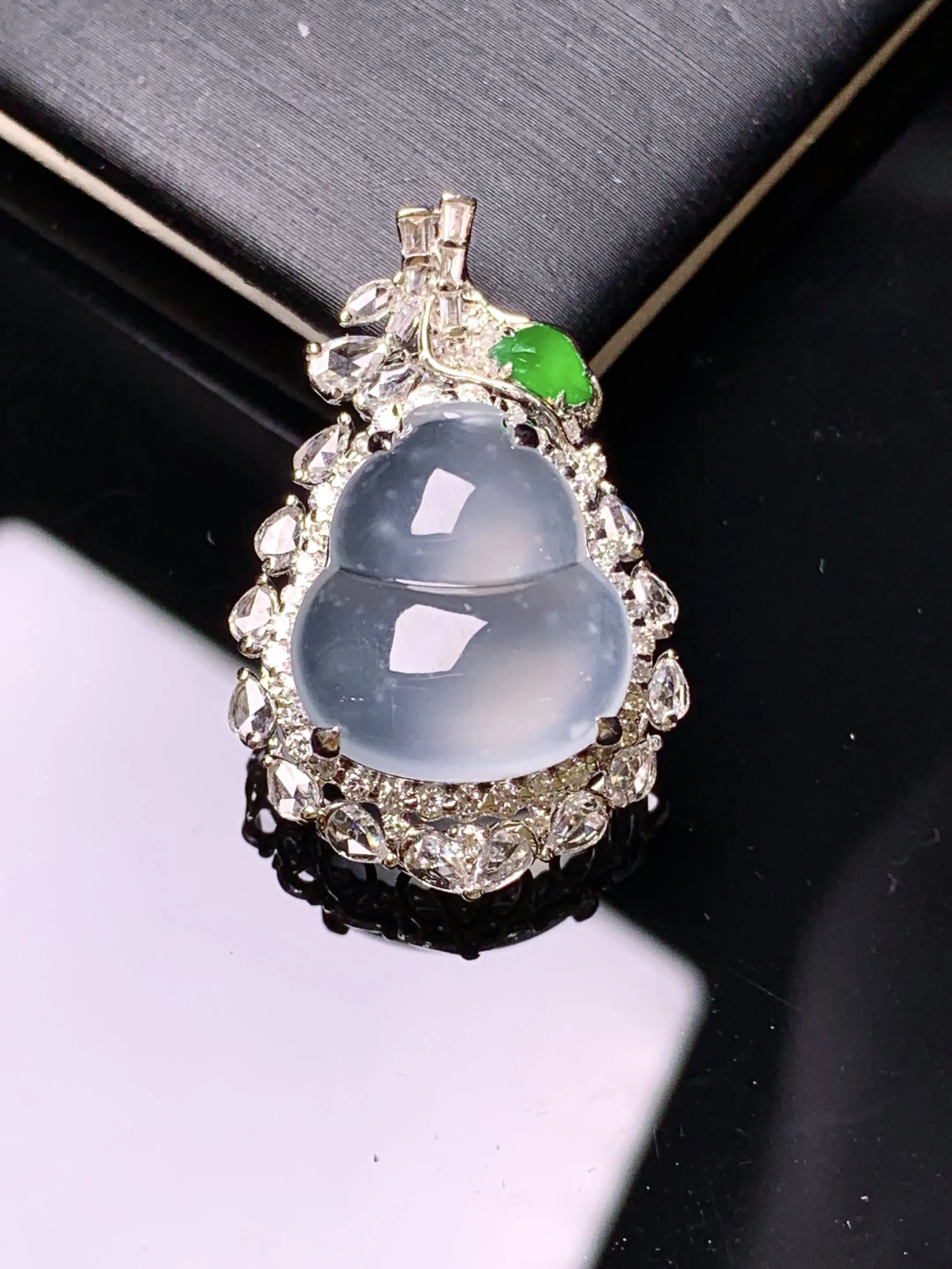 18k金钻镶嵌玻璃种四季豆吊坠 玉质细腻 色泽清新艳丽 整体尺寸29.2*18.6*12