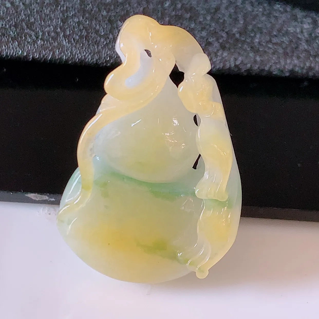 自然光实拍，冰润黄加绿翡翠葫芦吊坠，葫芦寓意福禄双全，财源滚滚，饱满，清新脱俗，佩戴效果优雅迷人！#