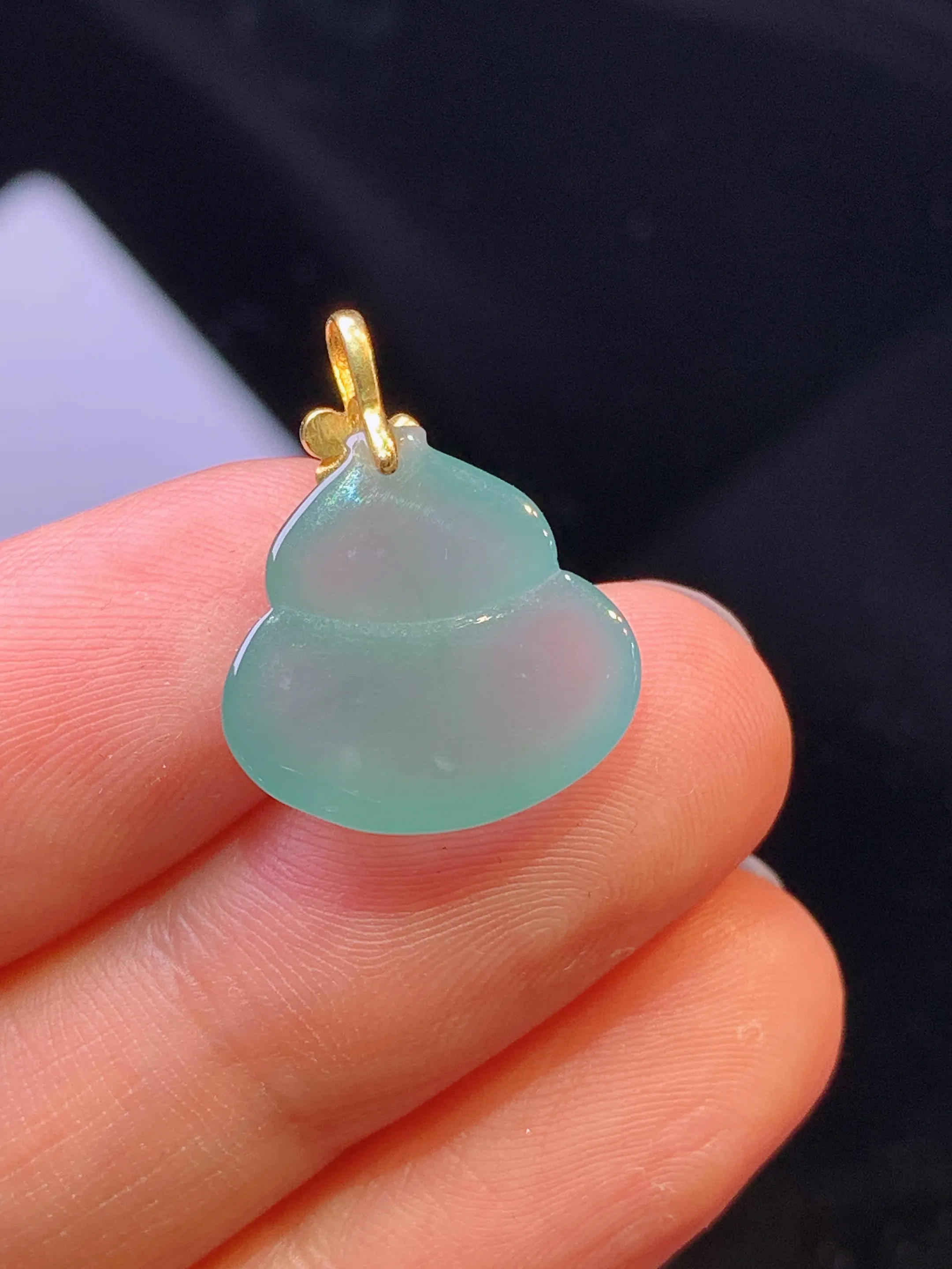 18k金镶嵌冰种葫芦吊坠 玉质细腻 色泽清新艳丽 整体尺寸19.6*15.2*4.7