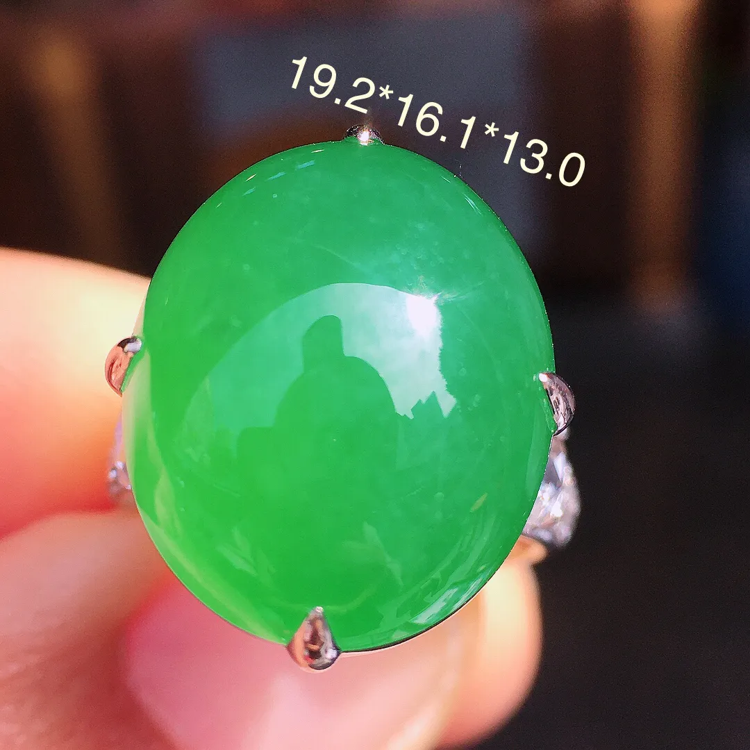 阳绿蛋面戒指，色泽均匀艳丽，玉质细腻，荧光感超
强，饱满圆润，尽显优雅气质，18k
金豪华镶嵌