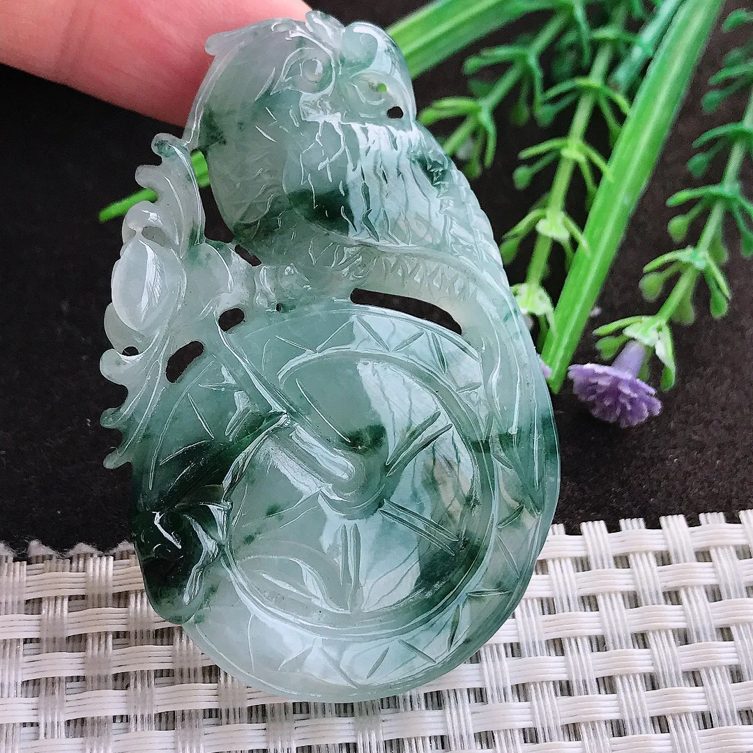 实拍A货翡翠62.7/41.8/9.6老坑冰润起胶飘花英明神武鹦鹉吊坠翡翠玉牌挂件