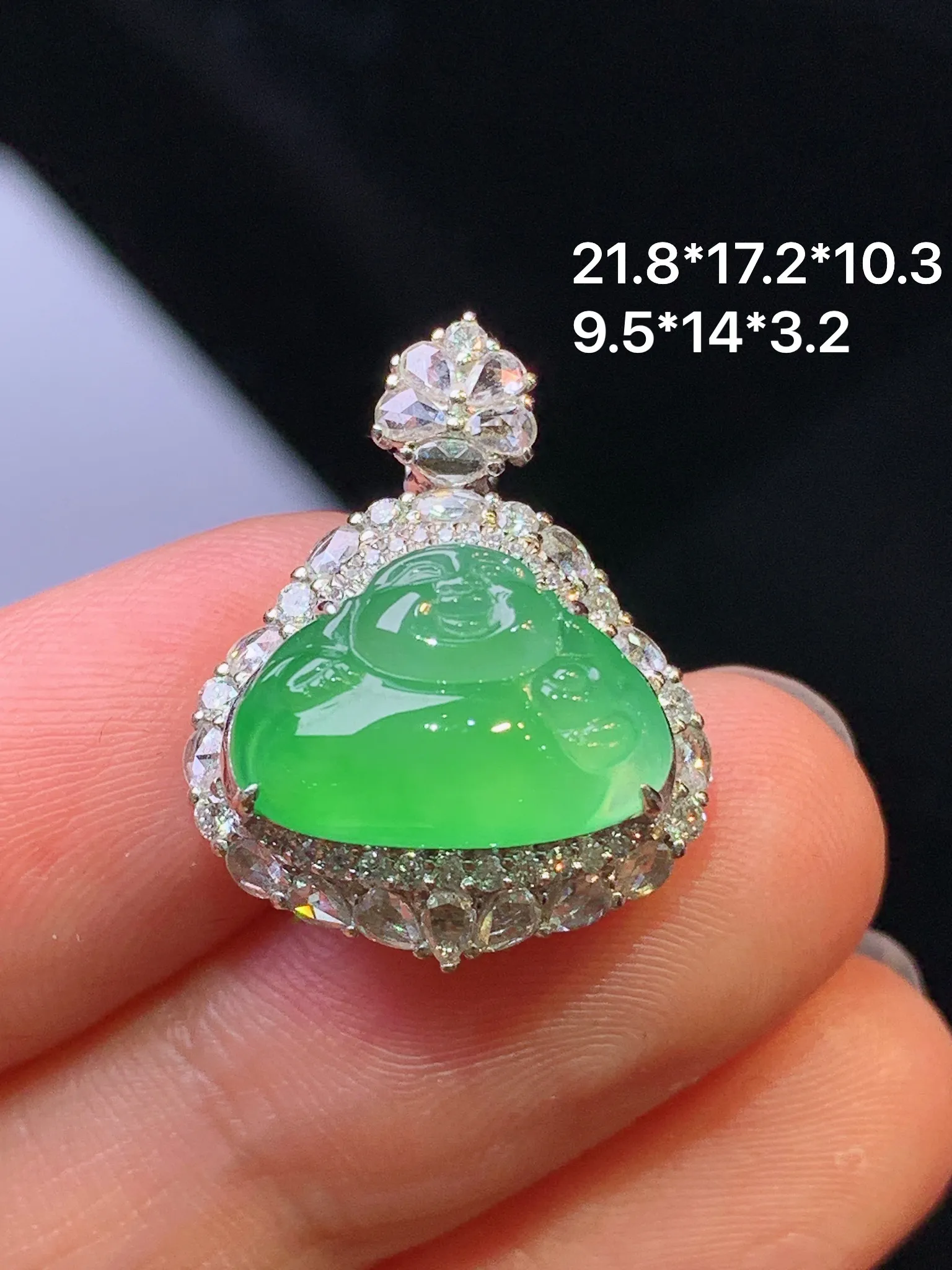 18k金钻镶嵌翠绿佛公吊坠 玉质细腻 色泽清新艳丽 整体尺寸21.8*17.2*10.3