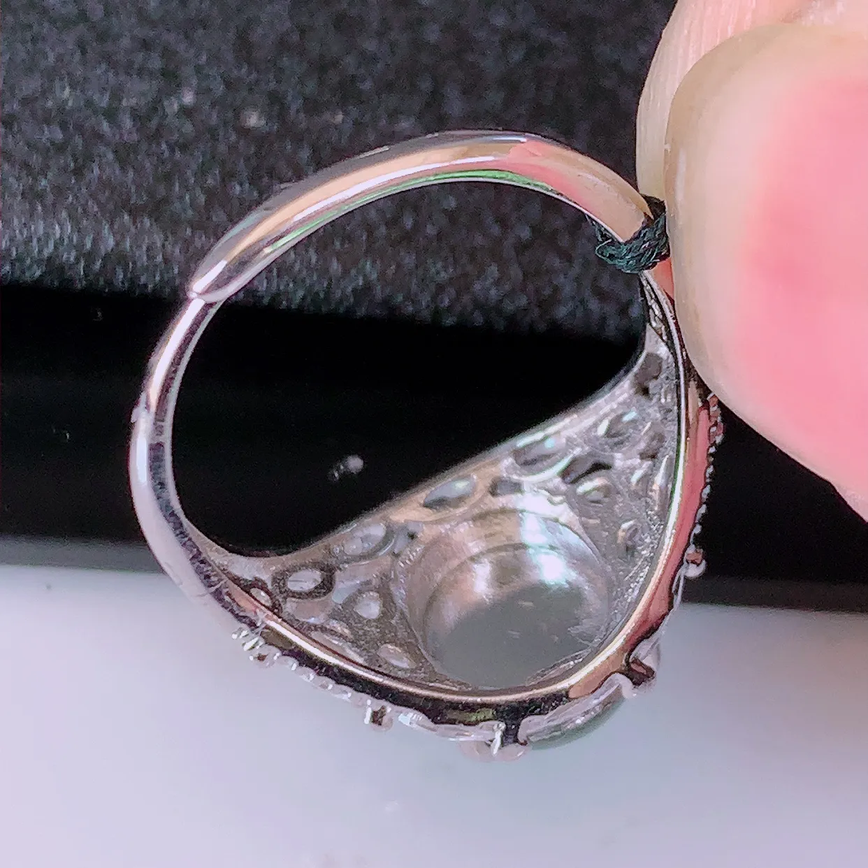 冰透满绿翡翠925银镶嵌戒指，自然光实拍，翠色灵动，颜色漂亮，种老水足，品相佳，佩戴佳品！#97.25（圈口可调大小）整体24.2*17.2*5.8裸石10*7.6