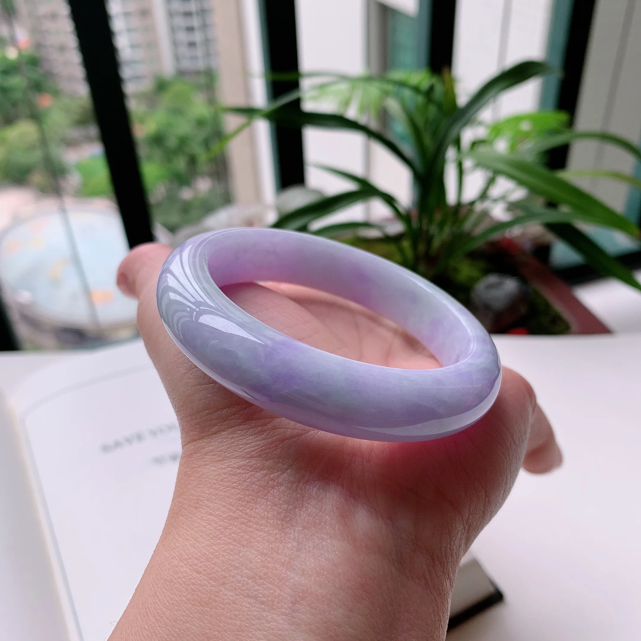 正圈55圈口，天然A货翡翠冰糯种水润飘绿玉手镯，水润秀丽，飘花灵动，种水十足，视觉甜美可人，恰到好处的美，十分高雅耐看，条形优美，上手优雅大方。60.59