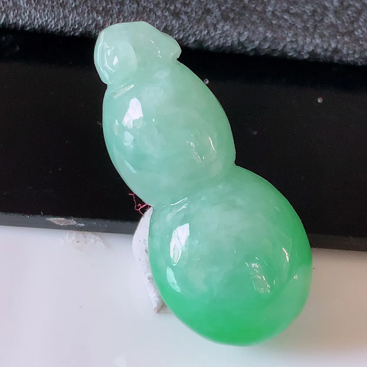 自然光实拍，冰润飘绿翡翠葫芦吊坠，寓意福禄双全，财源滚滚，清新脱俗，佩戴效果优雅迷人！#05.25