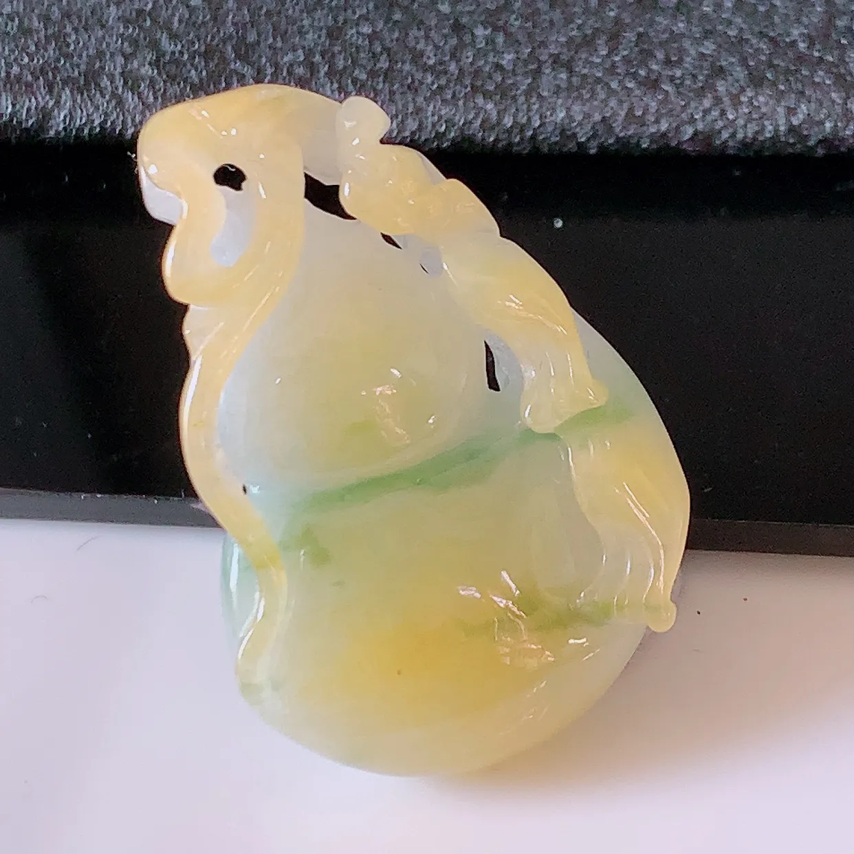 自然光实拍，冰润黄加绿翡翠葫芦吊坠，葫芦寓意福禄双全，财源滚滚，饱满，清新脱俗，佩戴效果优雅迷人！#60.25
