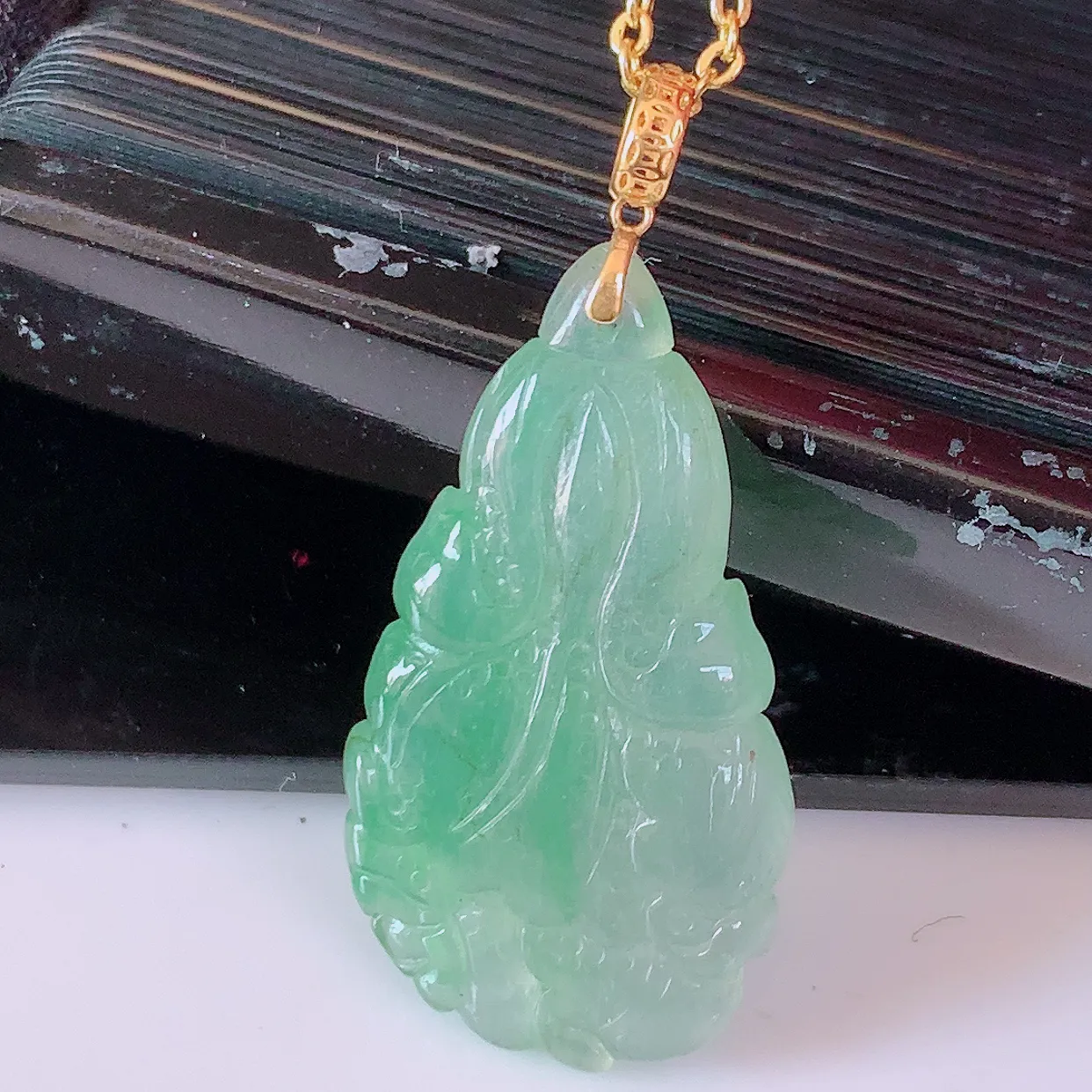 18K金镶嵌冰种飘绿翡翠招百财白菜吊坠，百财聚来，财源滚滚，色泽鲜艳，精工水润的白菜，性价比高！#1.25