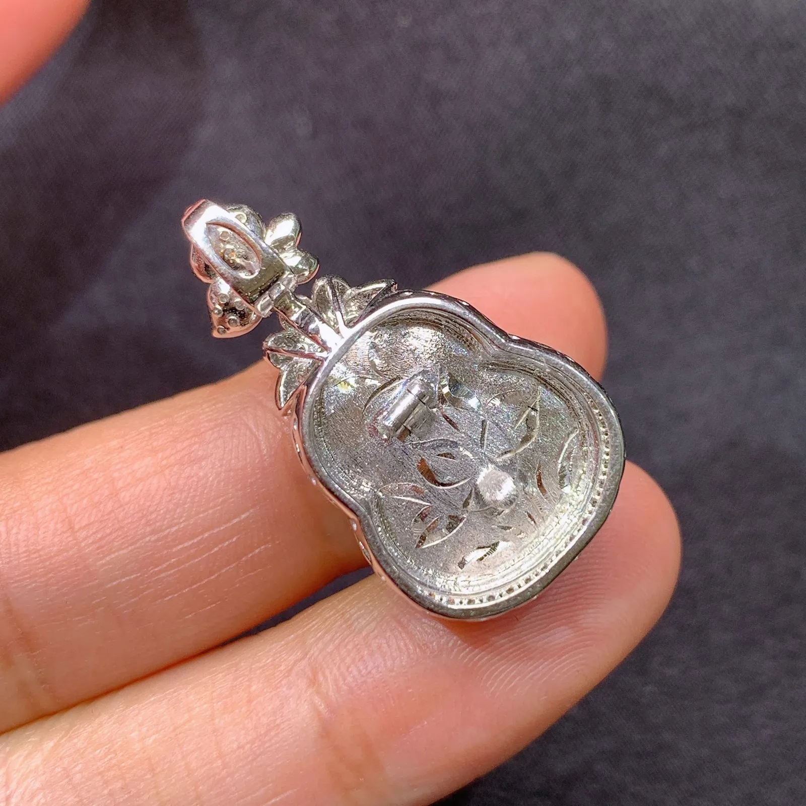 翠绿葫芦吊坠，18k金镶嵌，冰润色阳，玉质细腻，种水足，Lp 尺寸28.7*15.8*10.9