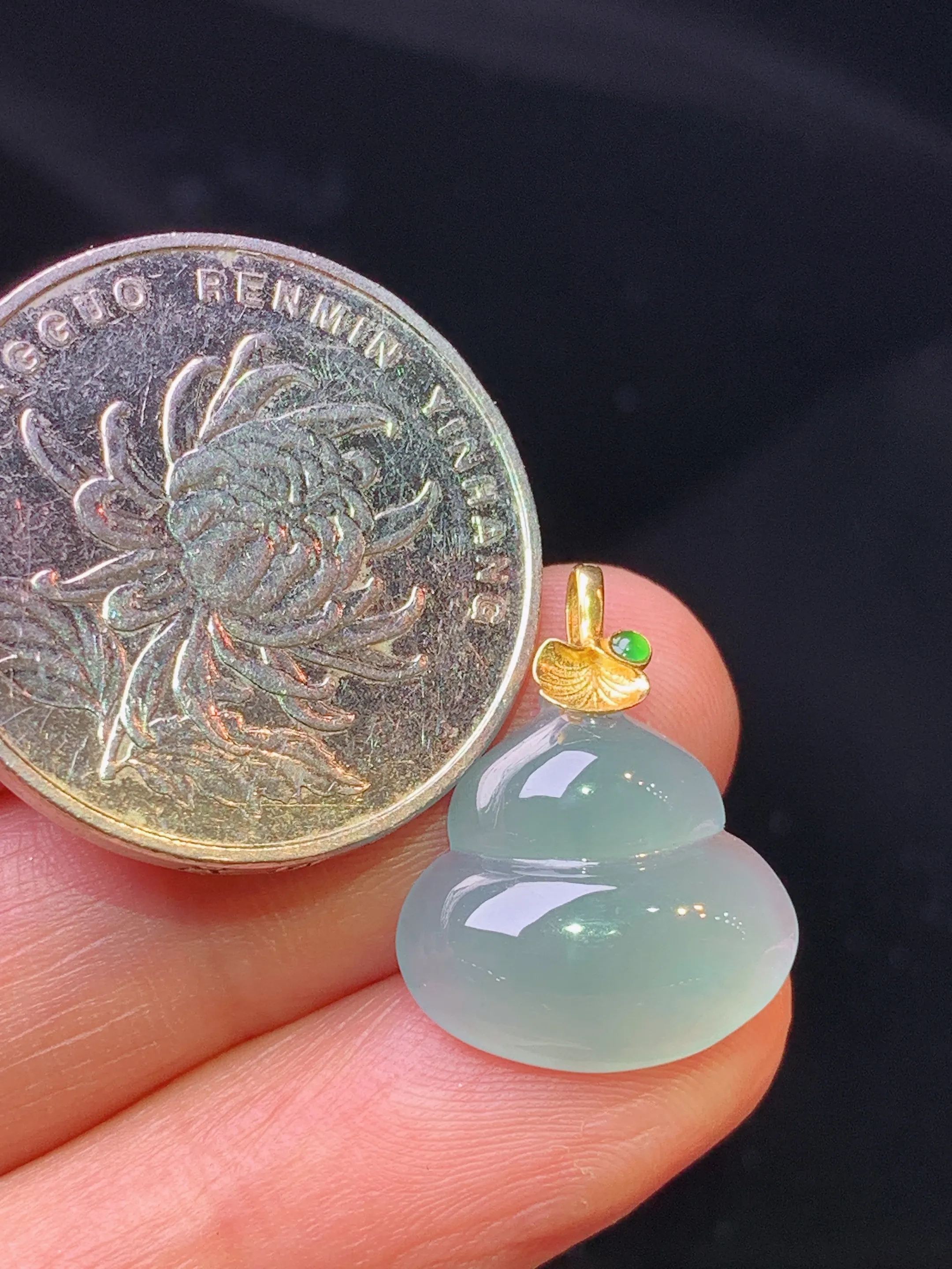 18k金镶嵌冰种葫芦吊坠 玉质细腻 色泽清新艳丽 整体尺寸19.6*15.2*4.7