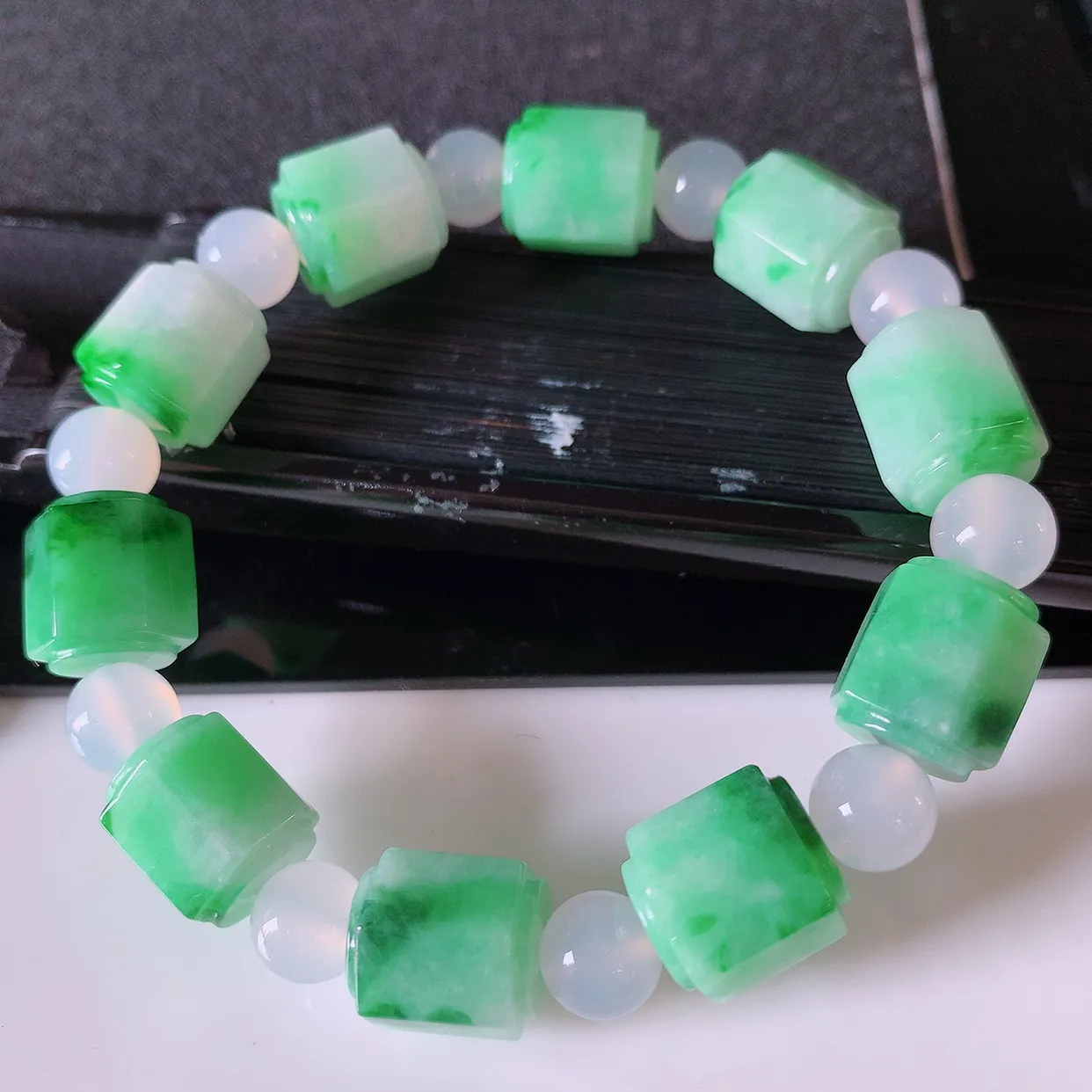 自然光实拍，冰润飘绿翡翠手链，路路通翡翠手串，花式飘逸，佩戴效果大方时尚，圆珠为装饰珠！#89.25取一尺寸12.5*10.6